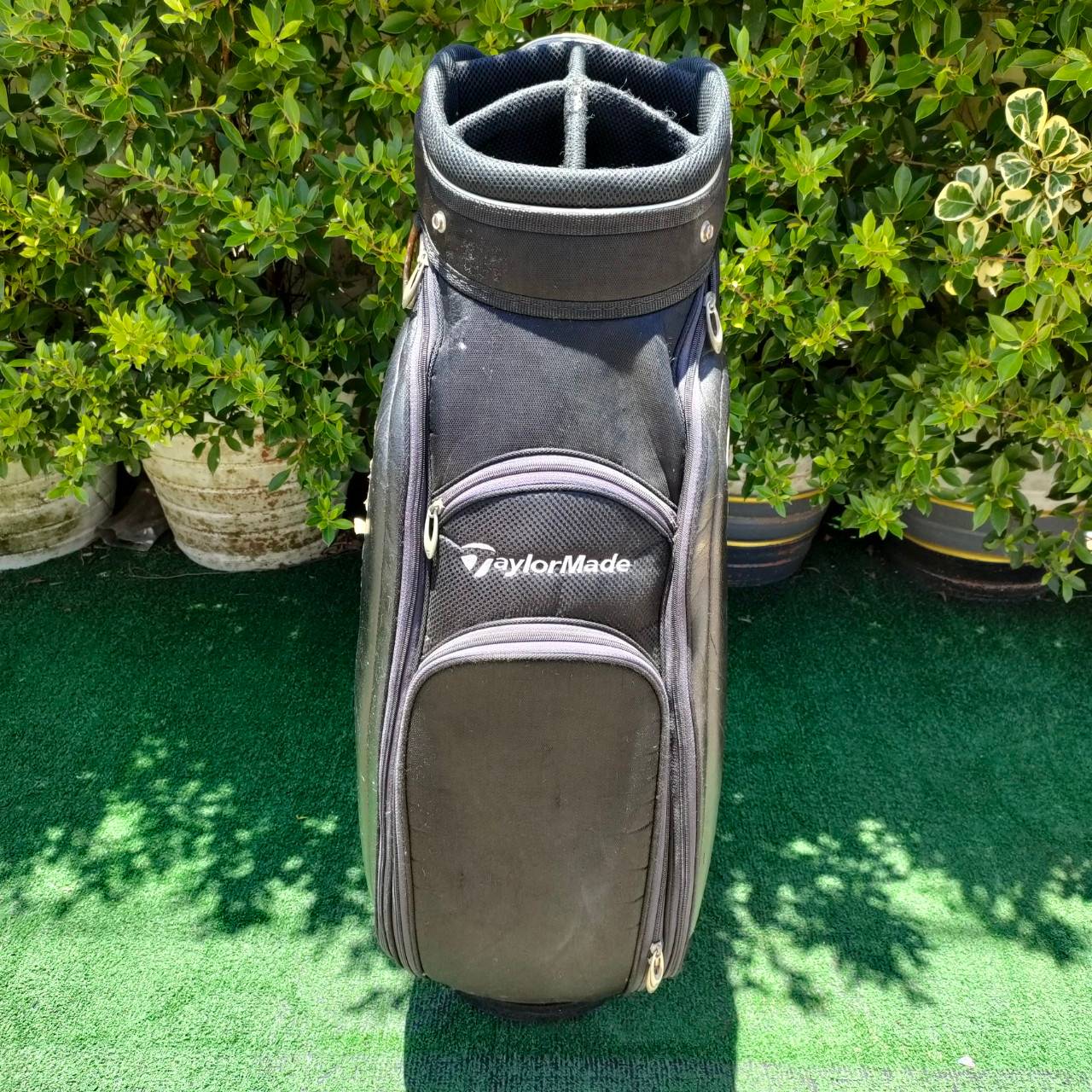 ถุงกอล์ฟ TAYLORMADE มือสอง * ปากถุงมีผ้าขาดนิดหน่อยตามรูปนะคะ ถุง TOUR ใบใหญ่ 9 นิ้ว สภาพโดยรวมสวยสมบูรณ์ ไม้กอล์ฟมือสอง ของแท้ BY NakaraLuxurious