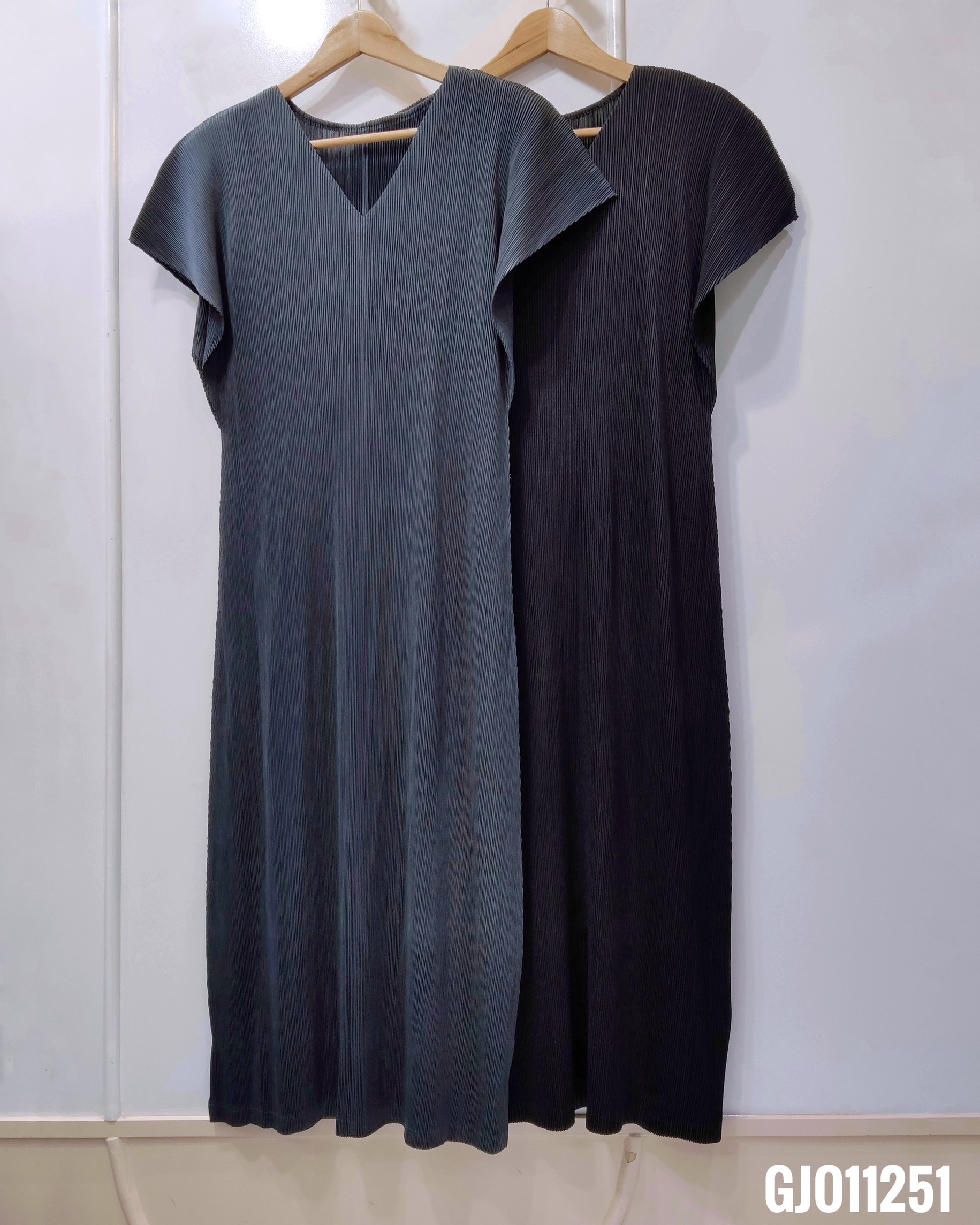 2MUAY รุ่น GJO11251 เดรสอัดพลีท V NECK PLEATED DRESS 2 สี FREE SIZE