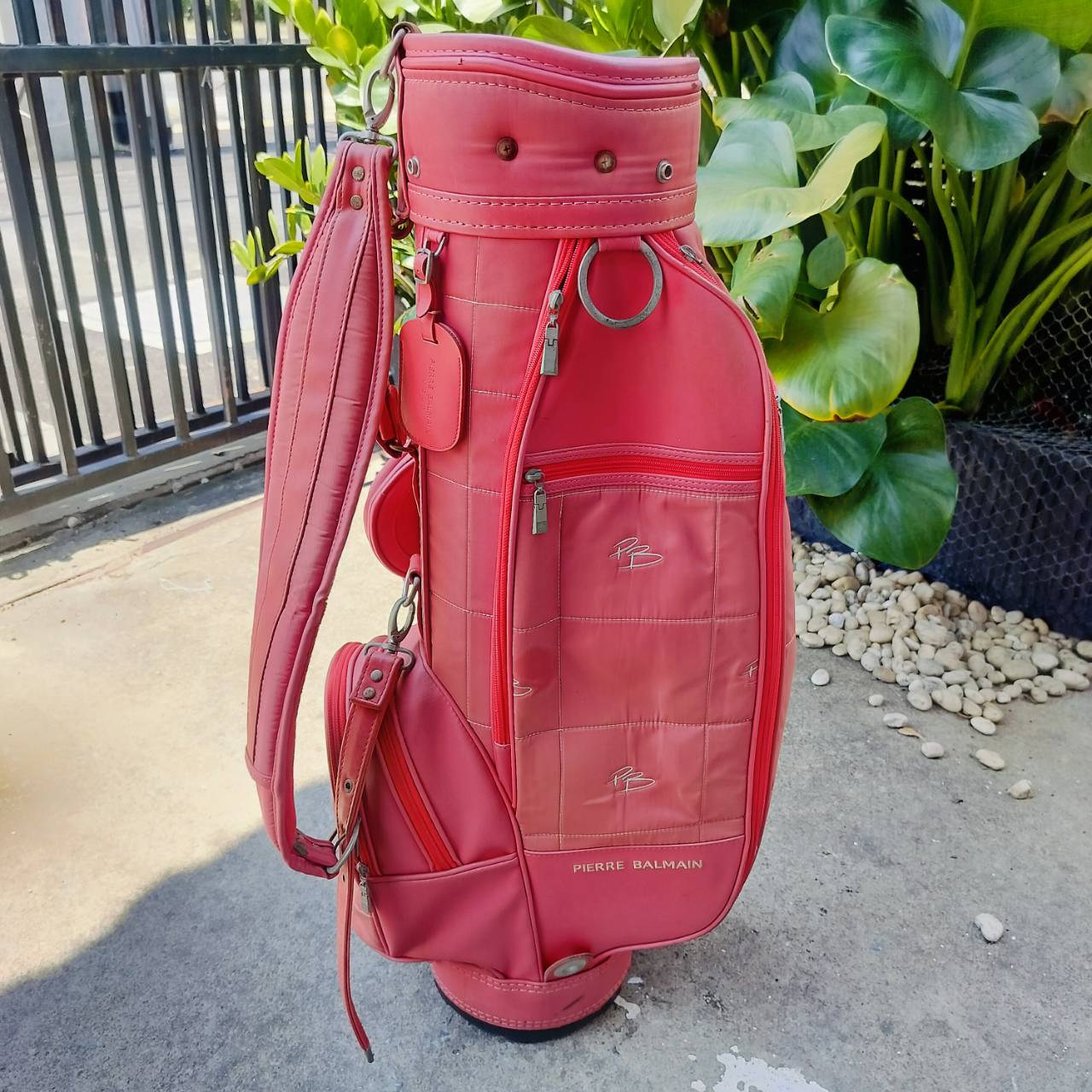 ถุงกอล์ฟ Pierre Balmain ( ปิแอร์ บัลแมง ) แบรนด์แฟชั่นระดับโลก จากฝรั่งเศษ PARIS ราคามือหนึ่งแพงมากๆ ถุงนี้มือสองค่ะ ลดหนักมาก!!!