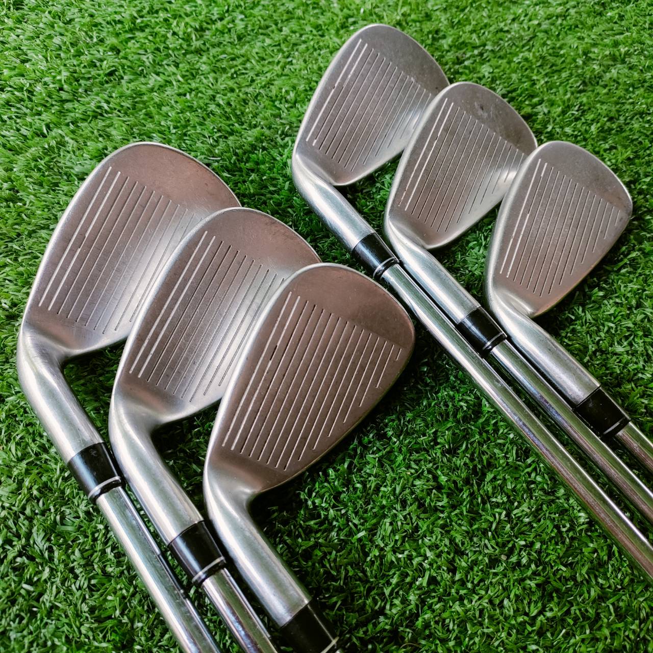 ชุดเหล็ก Taylormade RAC r5 เหล็ก CAVITY ลึกตีง่ายอย่างมาก ให้ระยะดีมากๆ ตีไกลกว่าเหล็กปกติ 1 เบอร์เลยค่ะ ก้านเหล็ก เบา 80 กรัม FLEX R สบายๆ ไม้กอล์ฟพรีเมี่ยมมือสอง ของแท้ By NakaraLuxurious