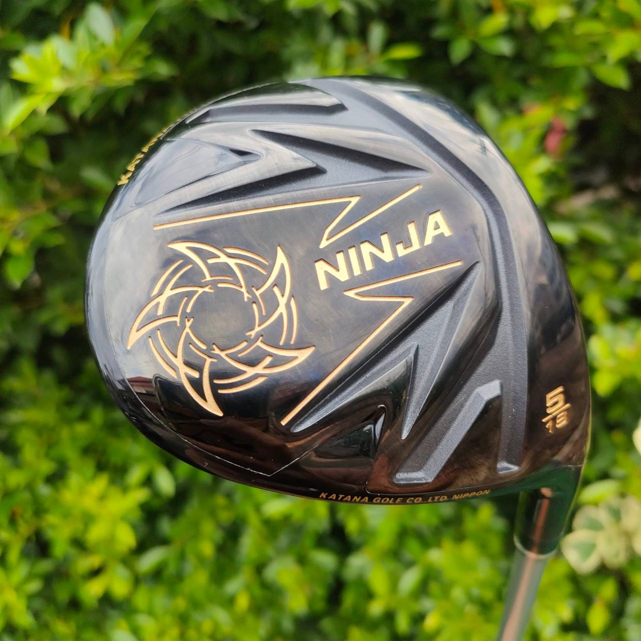 FW 5 KATANA NINJA องศา 18 ก้าน FUJIKURA SPEEDER 378 EVOLUTION FLEX SR รุ่นใหม่ของ KATANA สุดยอดของสุดยอด!! ตีง่าย มีออฟเซ็ตเข้ามาเสริมนิดหน่อย ทำให้ตีได้ตรง ลดอาการเฟดได้ทันที!! ไม้กอล์ฟมือสอง ของแท้ BY NakaraLuxurious