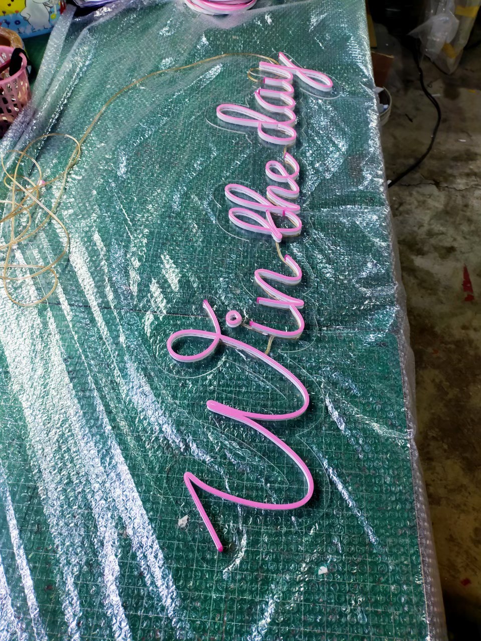 ไฟนีออน เฟค