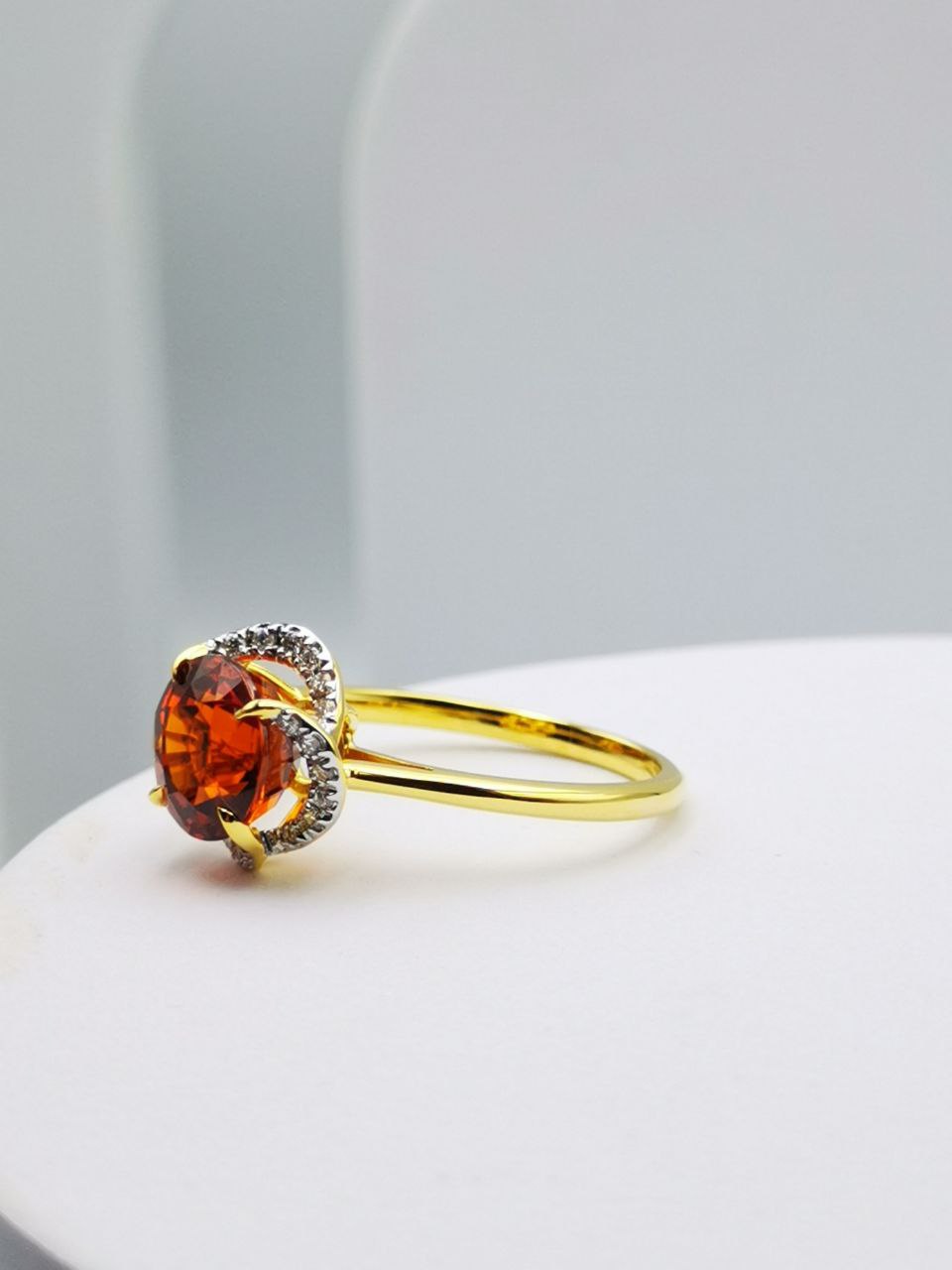 แหวนทองฝังเพชร พร้อมกับการออกแบบที่ทันสมัยชูพลอย