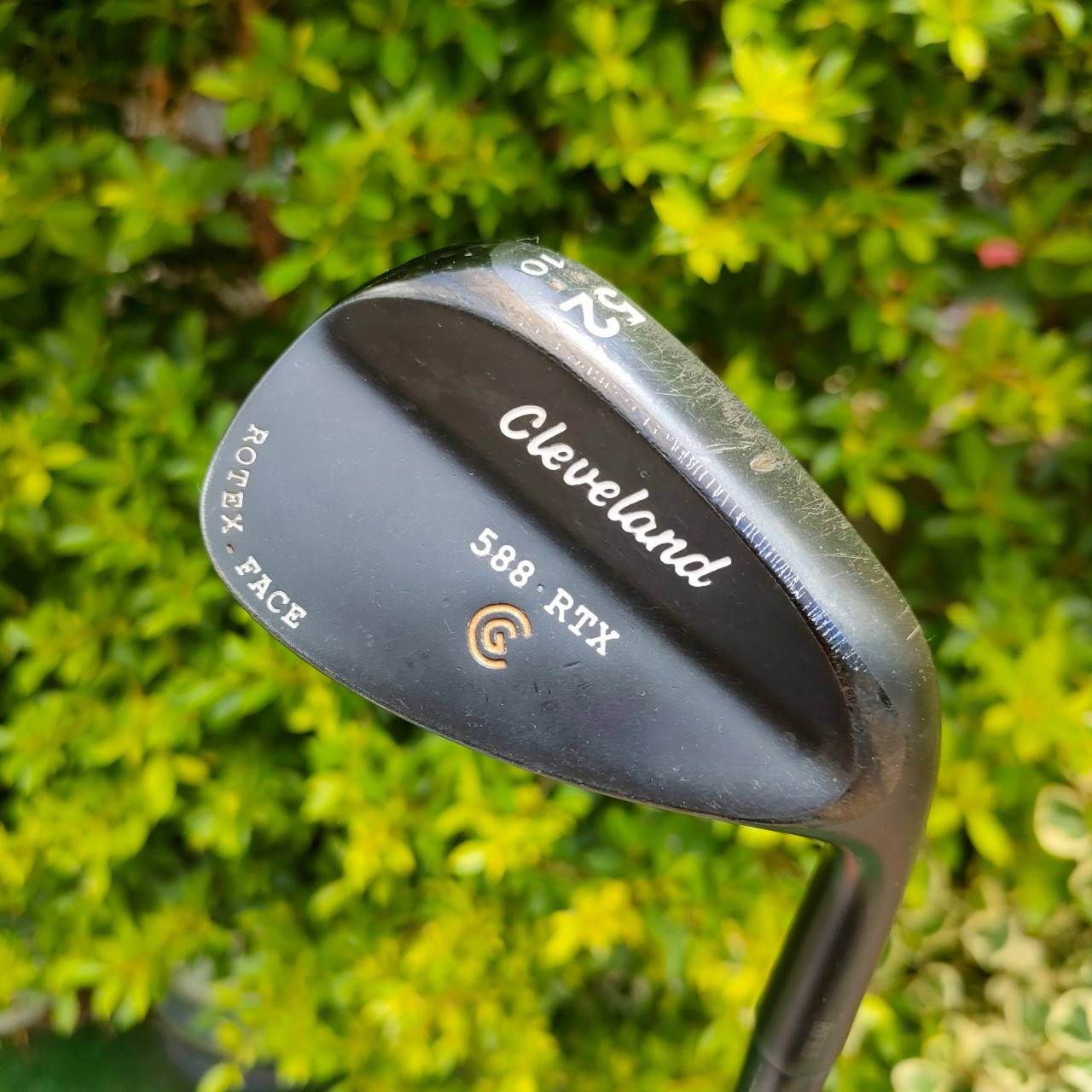 WEDGE CLEVELAND 588 -RTX- องศา 52 BOUNCE 10 ก้าน DYNAMIC GOLD FLEX WEDGE หน้ารุ่นนี้ ทั้ง SPIN MILLED และยังมีเลเซอร์ เพิ่มเส้น และร่องหน้าเหล็ก ไม้กอล์ฟมือสอง ของแท้ BY NakaraLuxurious