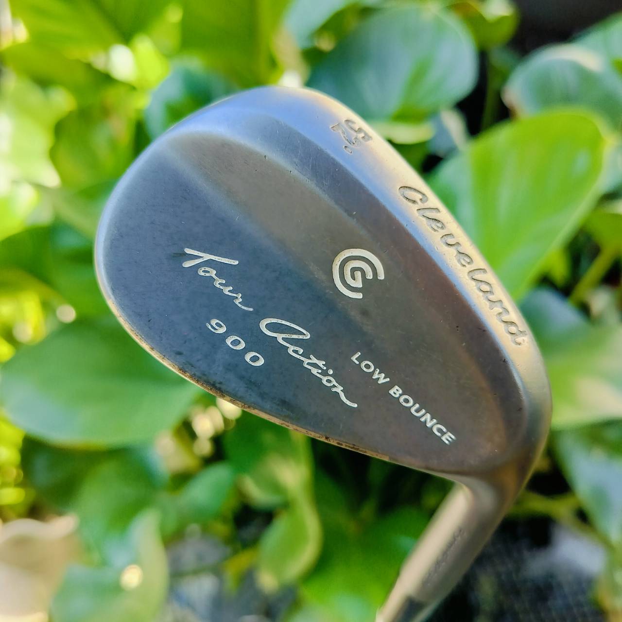 WEDGE CLEVELAND 900 TOUR ACTION องศา 52 เป็นแบบ LOW BOUNCE ก้าน เดิม กริพเดิม WEDGE FLEX วัสดุ FORGED ได้ฟีลลิ่ง สีดำดุดัน ไม้กอล์ฟพรีเมี่ยมมือสอง ของแท้ By NakaraLuxurious