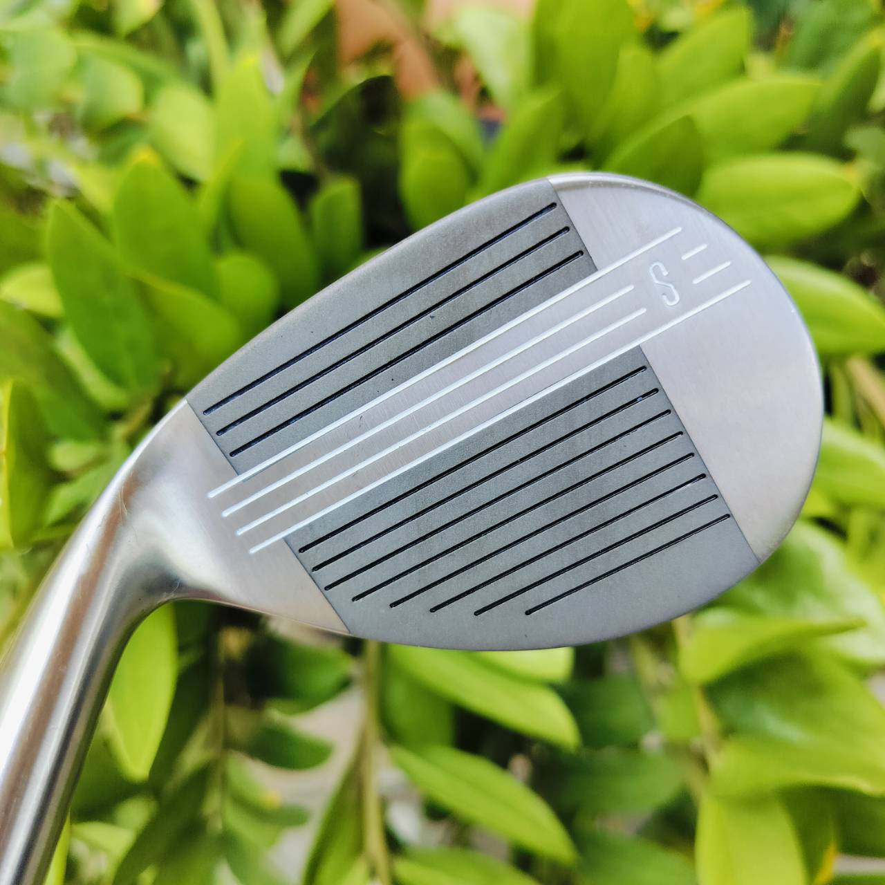 SW QUICK STIK2 องศา 56 WEDGE สำหรับคนชอบเล่นของ เป็น WEDGE ที่ระเบิดทรายได้ดีมาก เอก PAT PEND ทรัพย์สินทางปัญญา ด้าน SOLE ปาดลง ให้ไม่ต้องกินทรายเยอะ ด้านหลังมีโพรง CAVITY เล็กน้อย ไม้กอล์ฟพรีเมี่ยมมือสอง ของแท้ By NakaraLuxurious