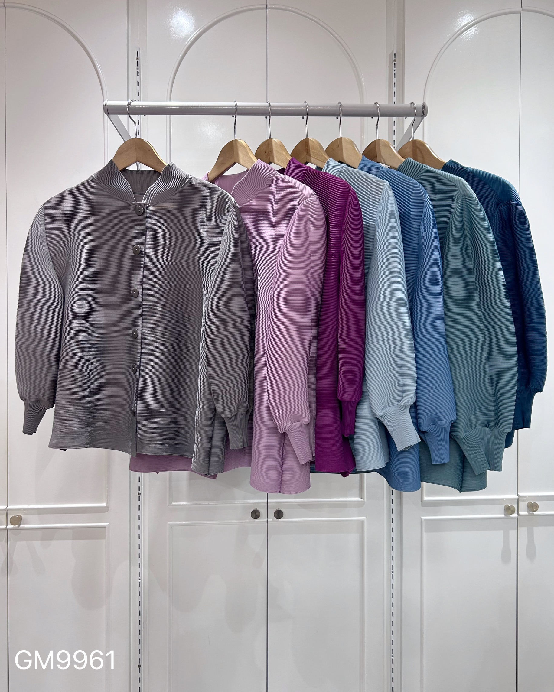 2MUAY GM9961 เสื้ออัดพลีทคอปกแมนดาริน กระดุมผ่าหน้า แขนจั๊ม MANDARIN CUFF SLEEVE PLEATED TOP 23 สี FREE SIZE