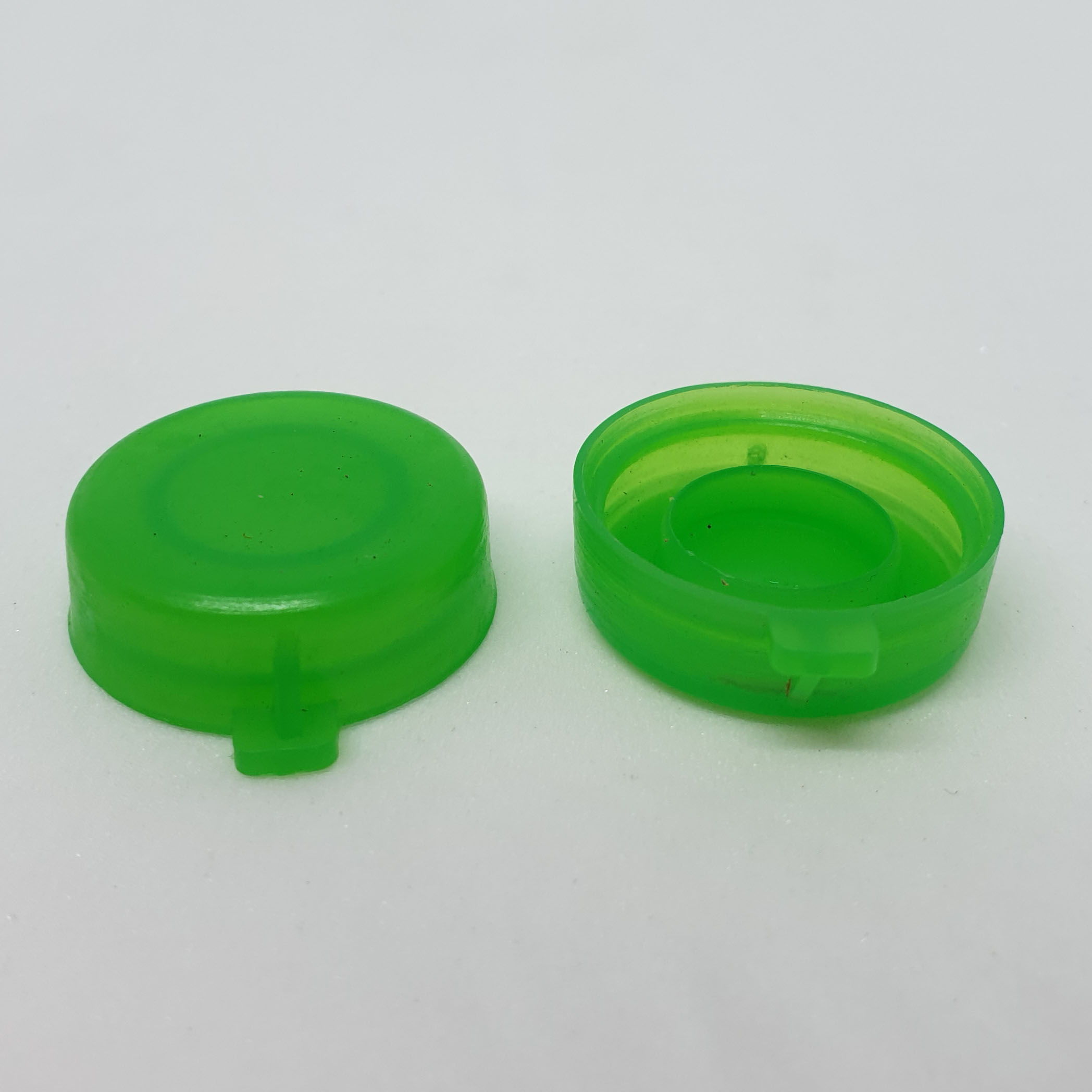 ฝาหมวก หลายสี 500 ชิ้น (0.7 บาท)