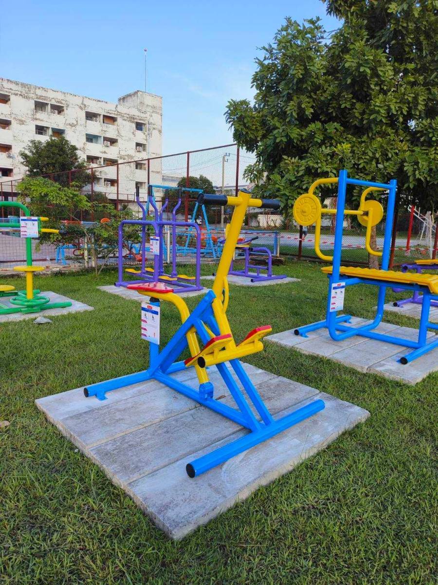 เครื่องออกกำลังกายกลางแจ้งผู้ใหญ่ ,ชุดอุปกรณ์ บริหารแขน เข่า ลดหน้าท้อง แบบถีบ ดึงล้อยาง , ลานกีฬาอเนกประสงค์ ,สวนสาธารณะ ,เทศบาล ,หมู่บ้าน ,ผลิตในไทย ,สั่งทำตามสีที่ต้องการได้