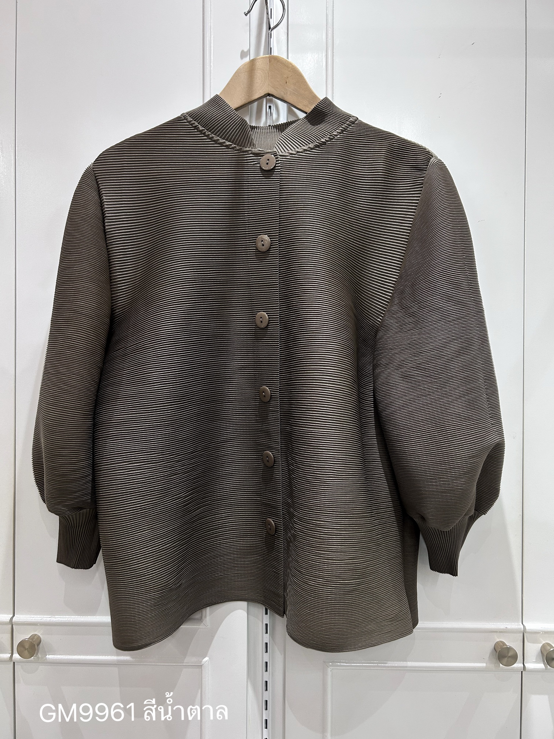 2MUAY GM9961 เสื้ออัดพลีทคอปกแมนดาริน กระดุมผ่าหน้า แขนจั๊ม MANDARIN CUFF SLEEVE PLEATED TOP 23 สี FREE SIZE