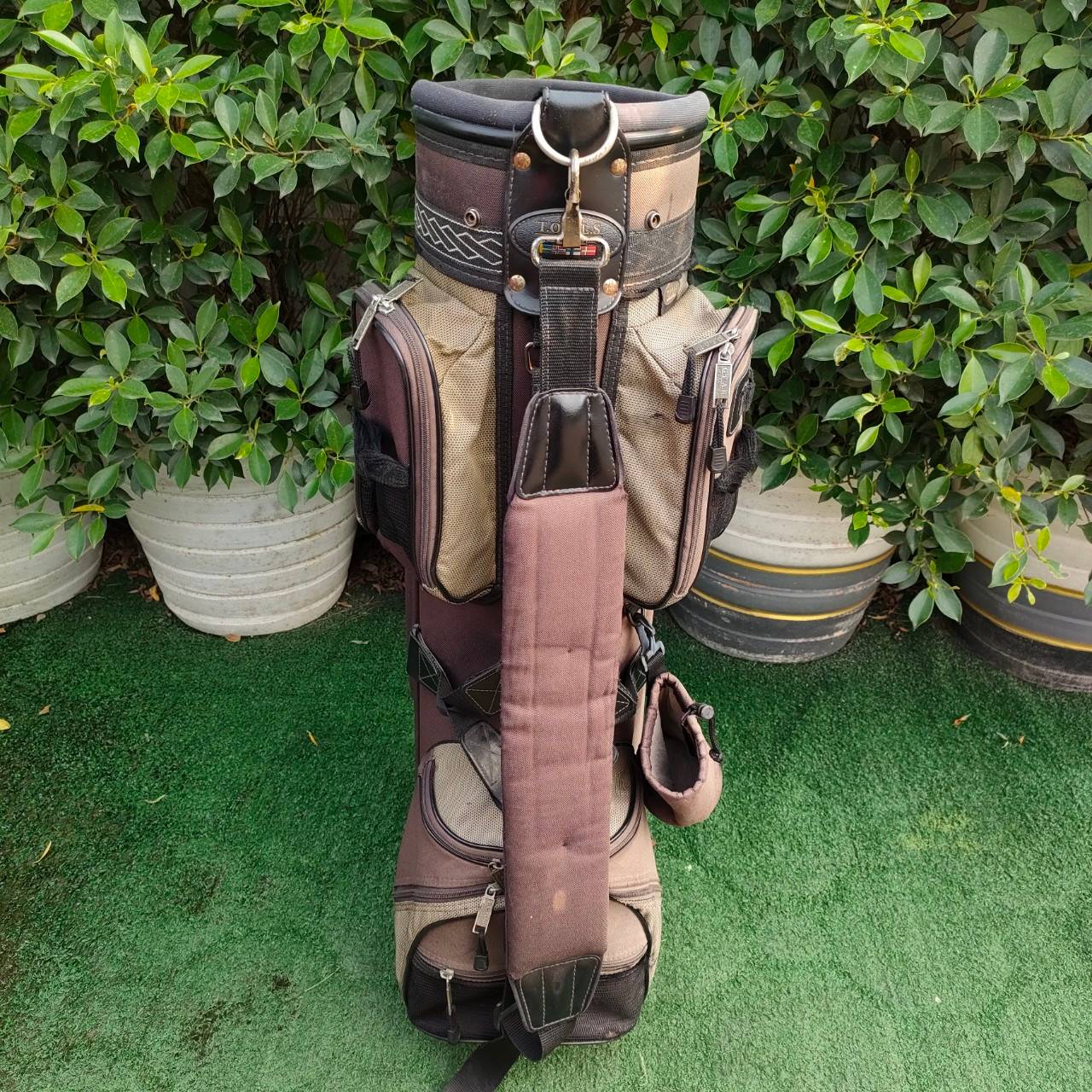 ถุงกอล์ฟ T.O.O.L.S FOR GOLF มือสอง ถุงสีซีดนะครับ ดูโทรม แต่สภาพรวมใช้ได้ทุกจุด