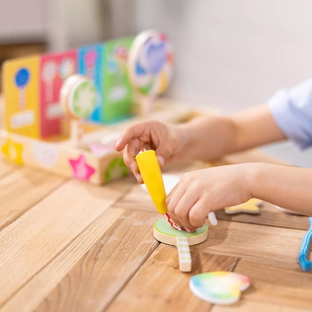 เล่นทำอมยิ้มลอลลี่ป๊อบ Mix & Match ปากกาตกแต่งเชือกบนแผ่นหนึบ Melissa & Doug Lollipop Play Set