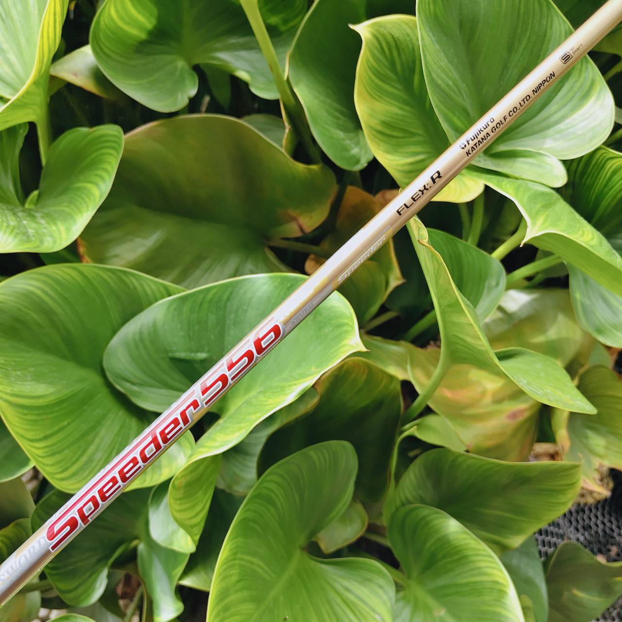 U4 SWORD SNIPER GOLD มี หมุดน้ำหนัก 2 จุด ช่วยบาลานซ์จุดศูนย์ถ่วง เพิ่มความมั่นคงและความแม่นยำ