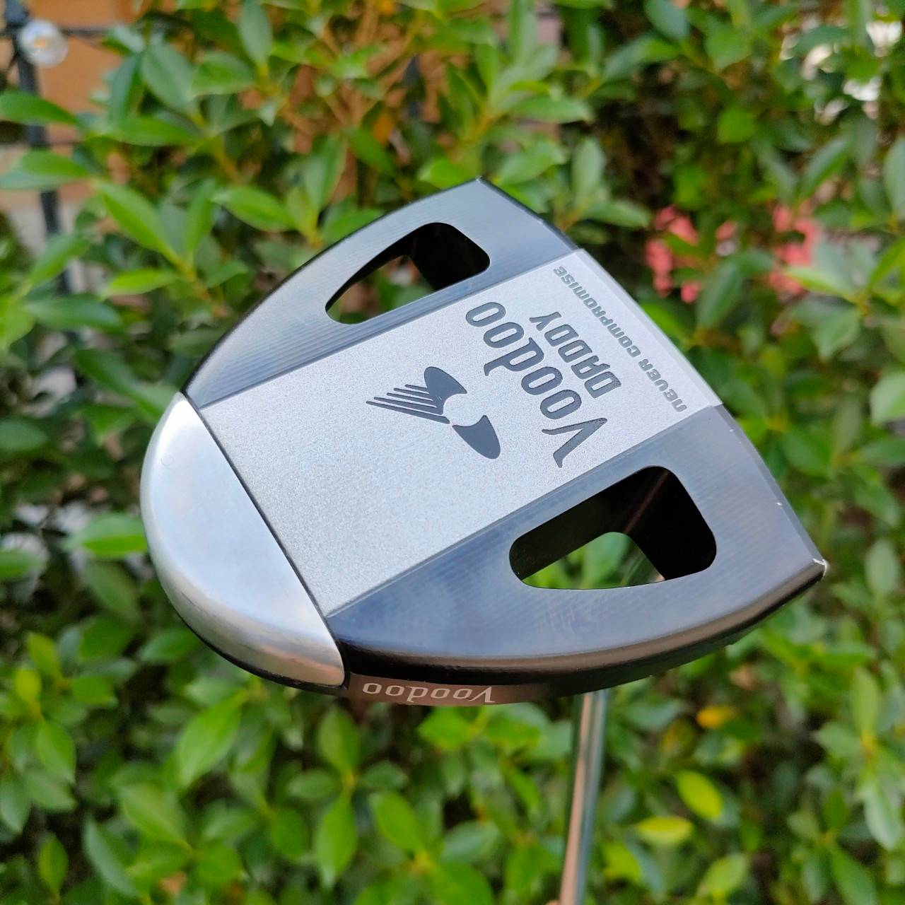PUTTER VOODOO DADDY ความยาว 34 นิ้ว ก้าน VOODOO กริพ Golf pride กัปตันอเมริกา COVER เดิมๆ สวย รุ่นนี้นิยมมากๆดังสุดๆ ด้วยรูปทรงชดเชยสูง และหน้าไม้ มีถ่วงบล๊านซ์สองจุด ทำให้พัตต์ตรงมาก เส้นเล็งยาว พัตต์ง่ายครับ สุด!!!