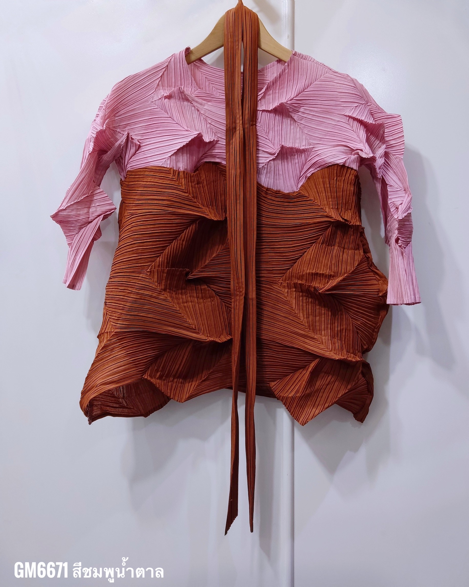 อกถึง 44 นิ้ว 2MUAY GM6671 เสื้ออัดพลีท TWO TONE ZIGZAG PLEATED TOP 7 สี FREE SIZE