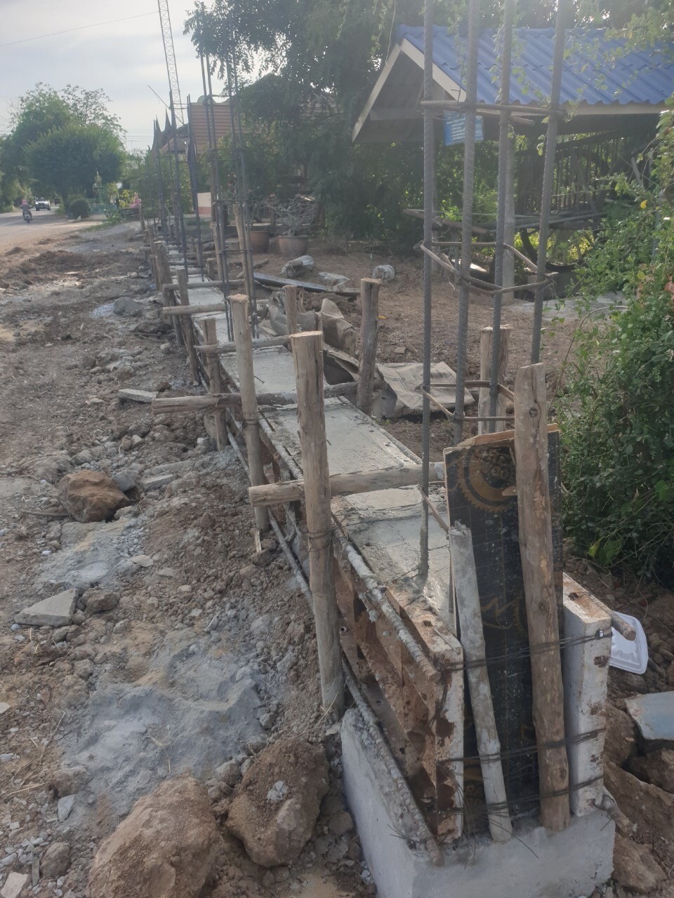 สร้างกำแพงวัดดงกะเชา จ.สุพรรณบุรี