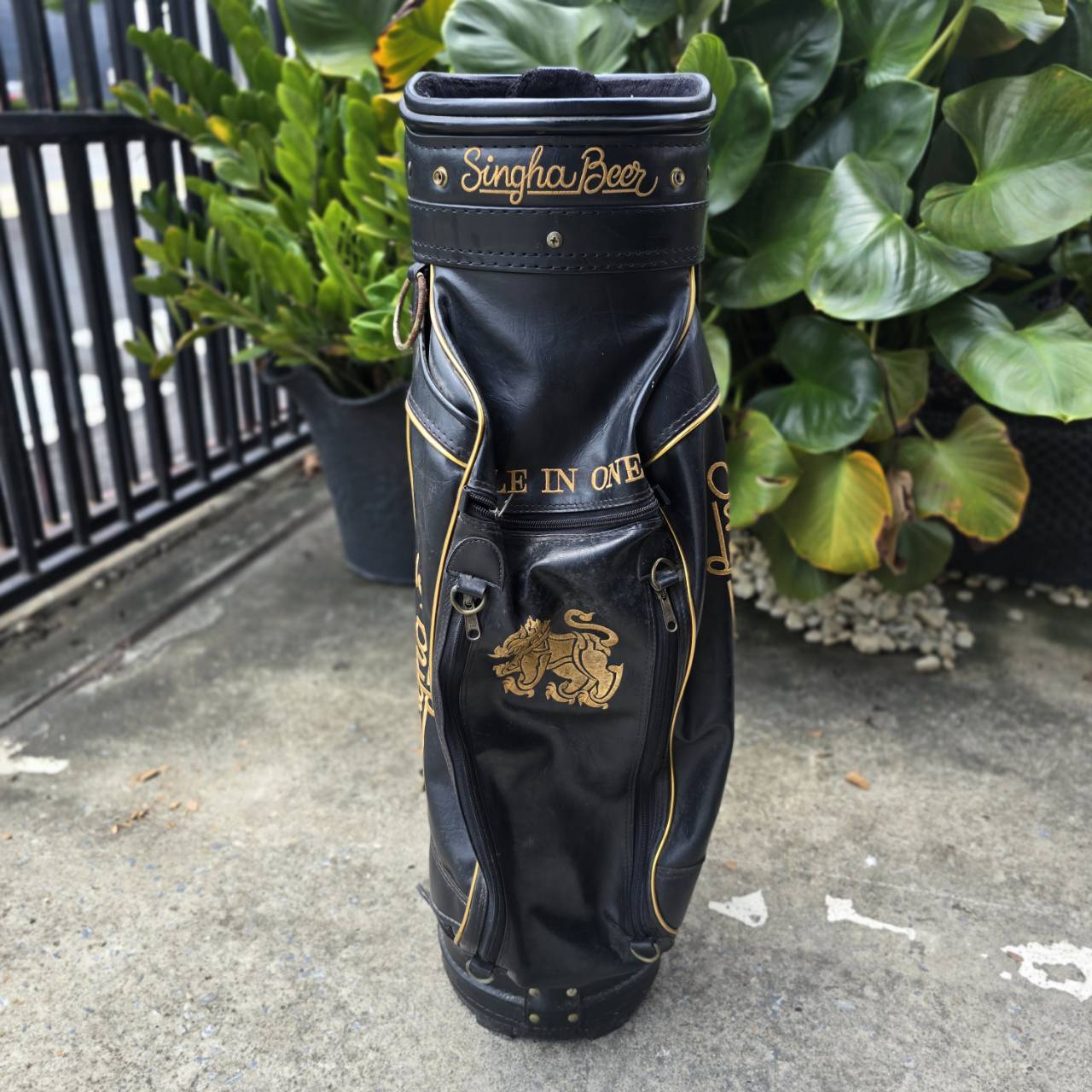 ** ไม่มี COVER ** ถุงกอล์ฟ สิงห์ หนังสวยมากค่ะ วินเทจ หายาก ภายในบุกำมะหยี่ นอกจากนั้นใช้งานได้ตามปกติเลยค่ะ