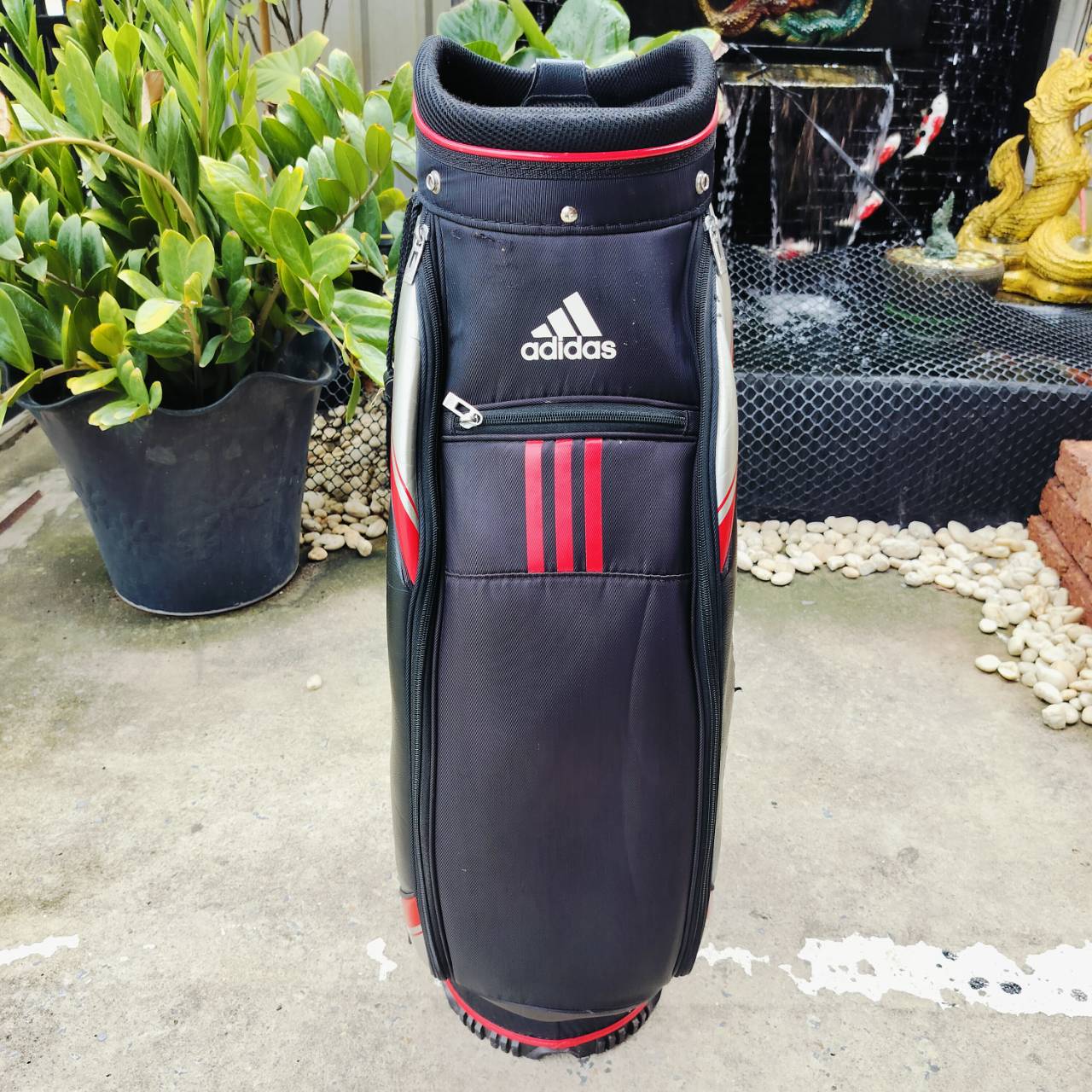 ถุงกอล์ฟ ADIDAS ของแท้ มือสอง สภาพสวยมาก เดิมๆ คุณภาพดีมาก ถุงเบากันน้ำ ของใหม่มีราคาแพงมาก!!!