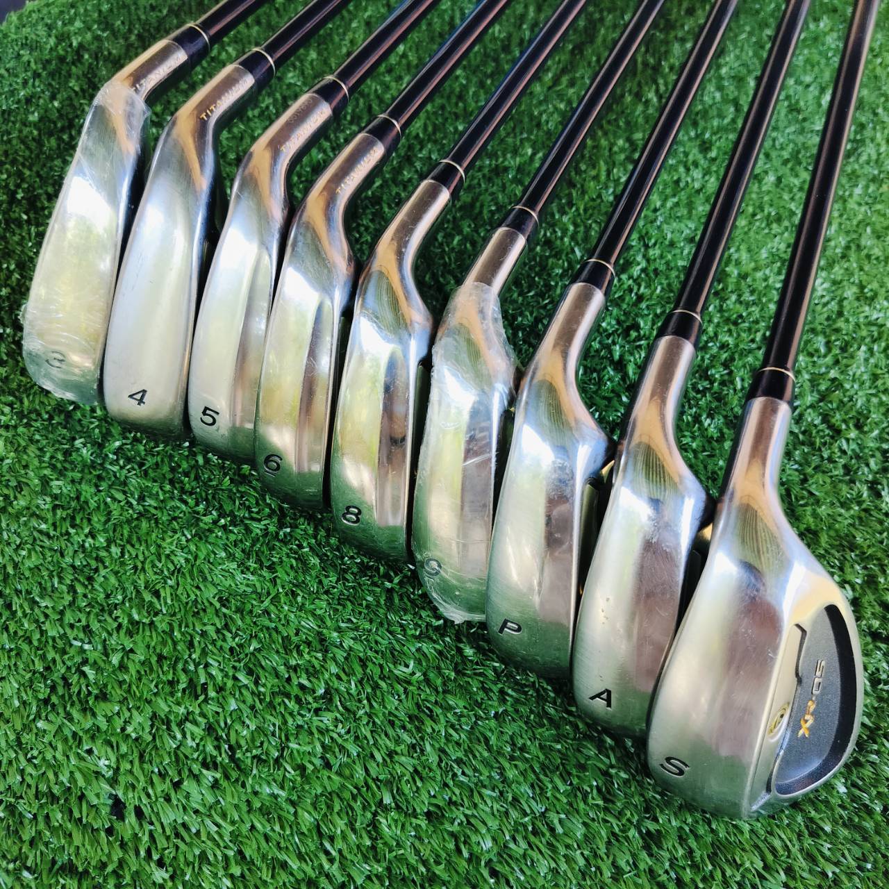 ชุดเหล็ก Taylormade XR-05 *** ขาดเหล็ก 7 *** มีเหล็ก 3 4 5 6 8 9 P A S เป็นชุดเหล็กรุ่นท๊อปสุดของ Taylormade ตีไกลมาก เป็นรุ่นหน้าเด้ง TITANIUM ก้านเบามาก สำหรับชุดเหล็ก 48 กรัมคือเบาจัดๆ FLEX R ไม้กอล์ฟพรีเมี่ยมมือสอง ของแท้ By NakaraLuxurious