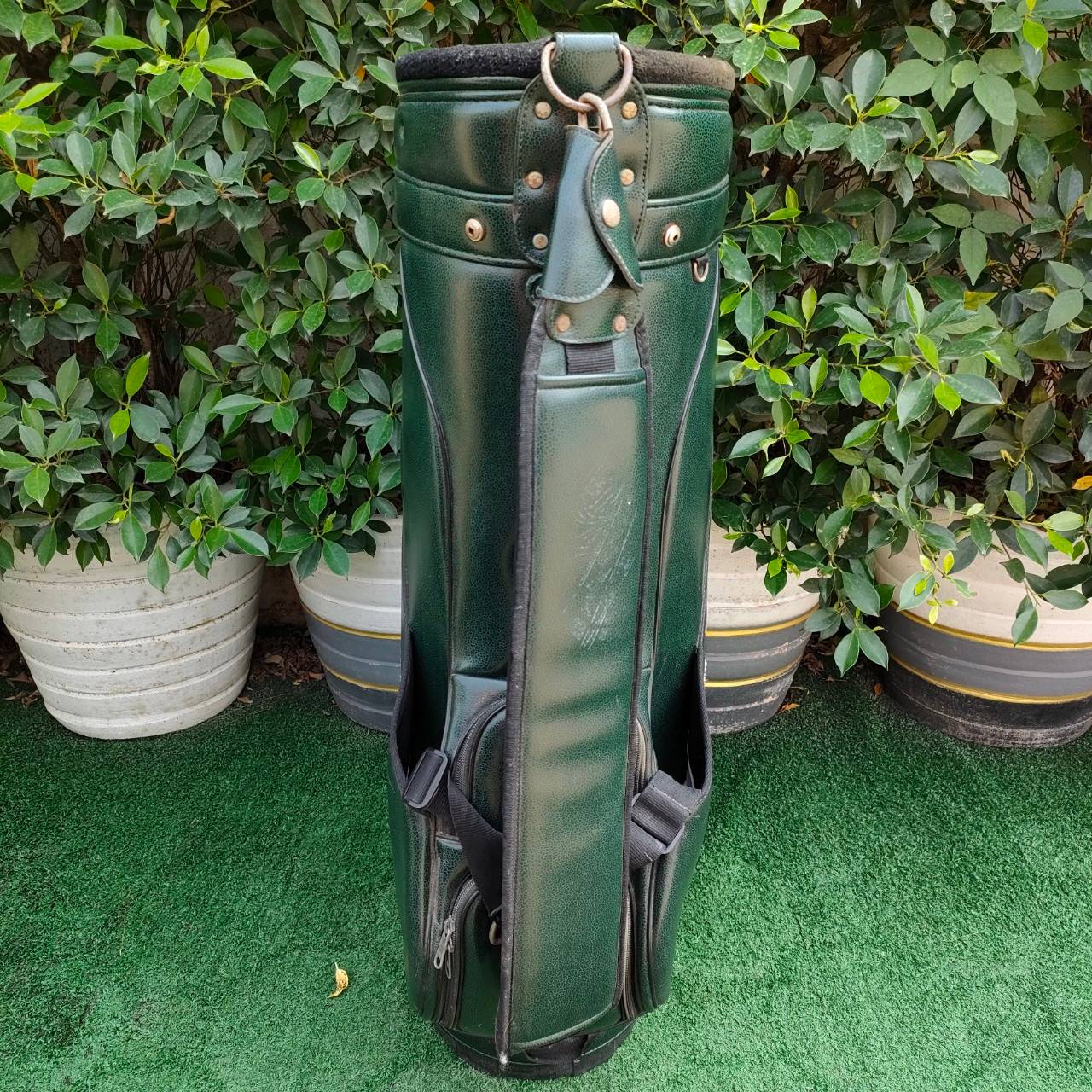 ถุงกอล์ฟ ADISORN **** มือสอง ** มีตำหนิ เเป๊กตรงคอพเวอร์ติดไมไ่ด้ มีรูปให้ชมค่ะ ** ถุงหนังสวย CLASSIC ภายในบุกำมะหยี่