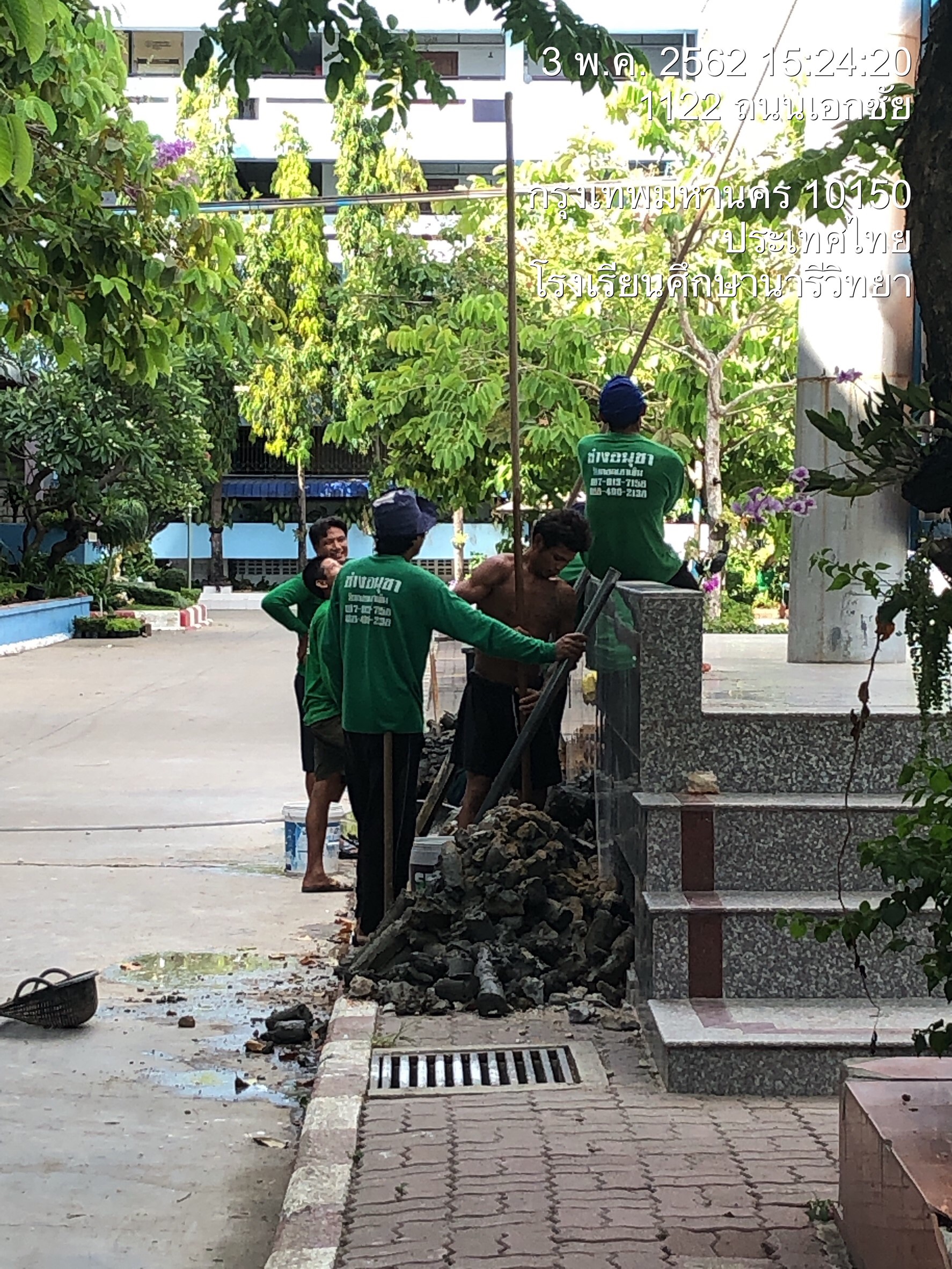 รร. ศึกษานารี ทำหลังคาทางเชื่อมอาคารเรียน