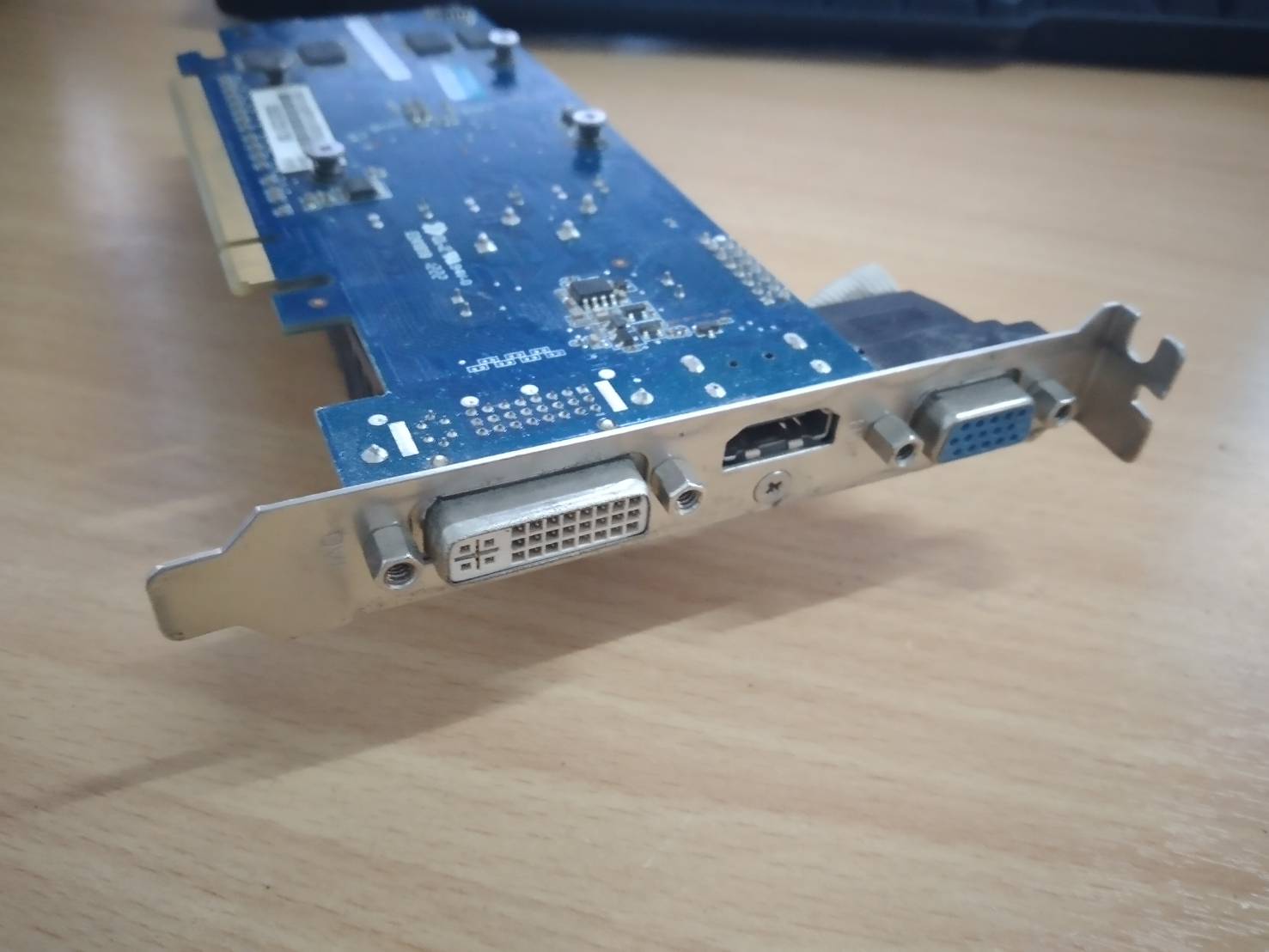 ASUS EN210 SILENT/DI/1GD3/V2(LP) - graphics card - GF 210 - 1 GB PCI Express 2.0 x16 64-bit DDR3 รองรับ Port DVI-I , HDMI ,VGA