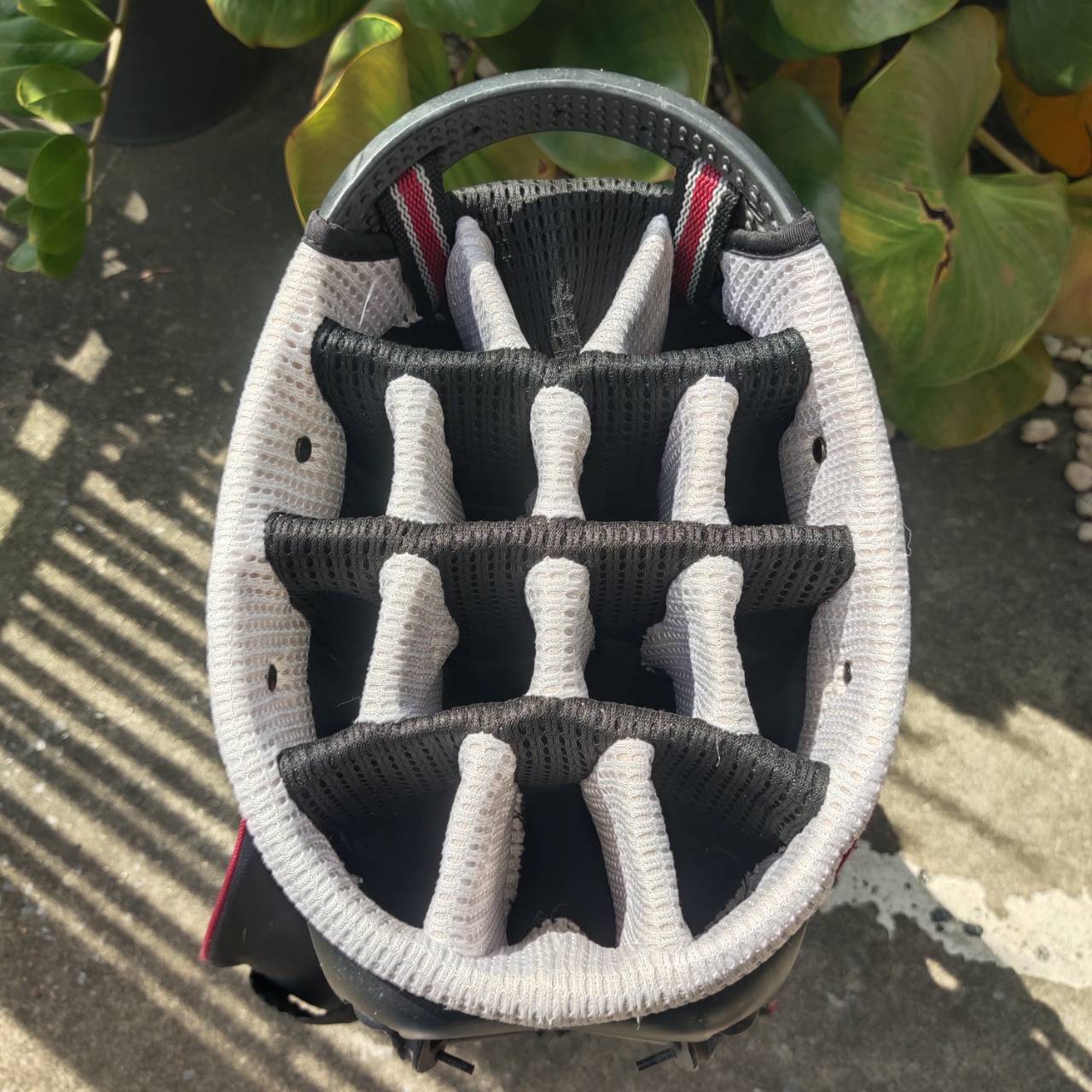 ถุงกอล์ฟ Titleist ขาตั้ง แบบ 14 ช่อง ** มีตำหนิที่ COVER มีลอยขาด ** มีสายสะพายแบบเป้ให้ด้วยค่ะ