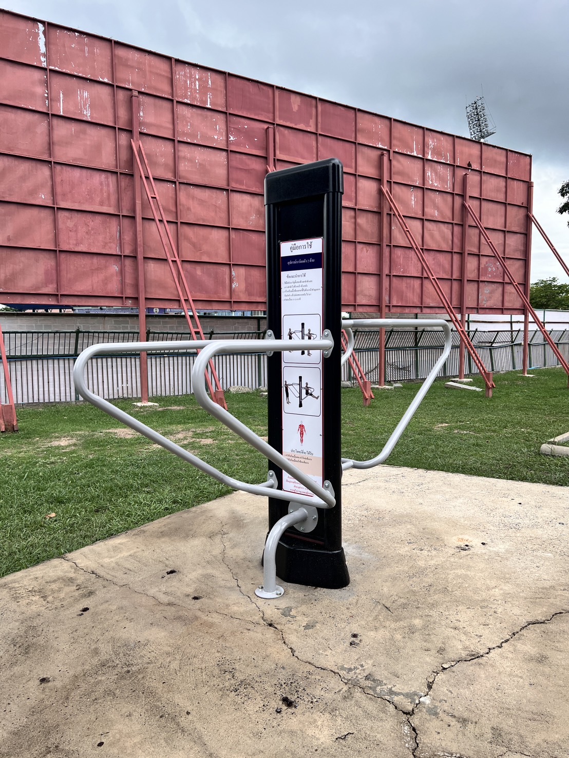 เครื่องออกกำลังกาย กลางแจ้ง ชุดอุปกรณ์บริหาร แขน หัวไหล่ แบบบาร์โหน ลานกีฬา อเนกประสงค์ สนามกีฬาสั่งผลิตตามสีที่ต้องการได้