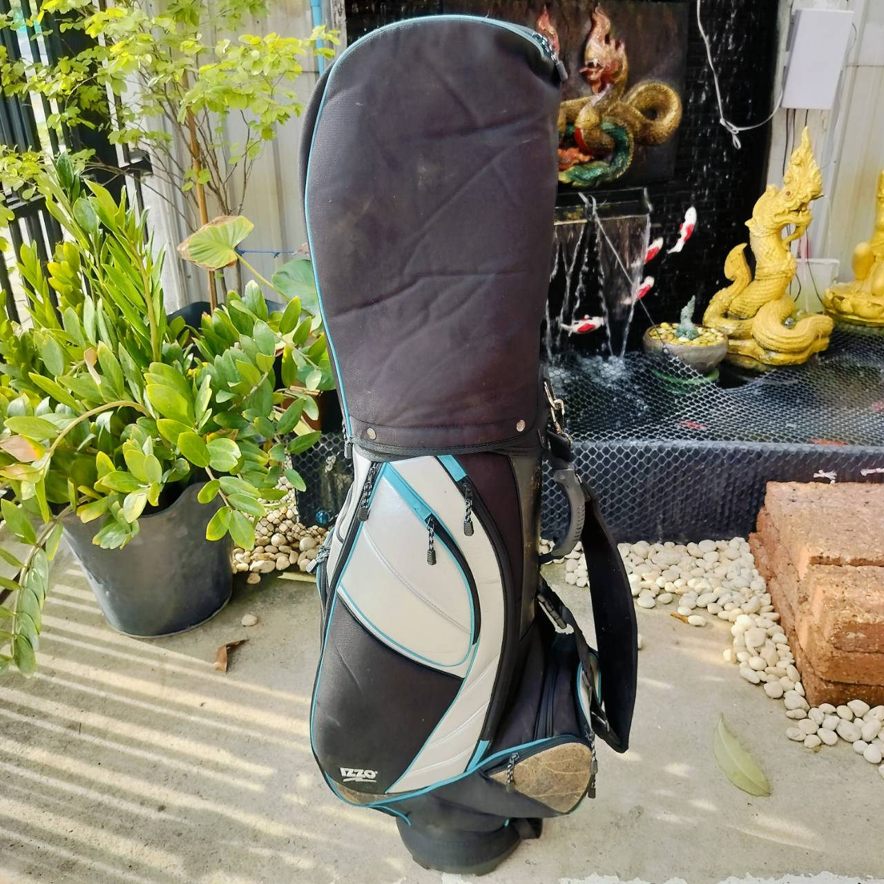 IZZO GOLF BAG มือสอง ของแท้ สภาพสมบูรณ์เดิมๆ ถุงใช้ดีมากๆ ซิปและช่องทั้งหมดใช้ได้ดีมาก ถุงกอล์ฟพรีเมี่ยมมือสอง ของแท้ By NakaraLuxuriious