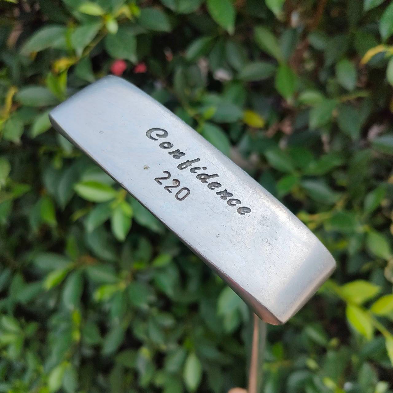 PUTTER CONTIDENCE 220 ความยาว 35 นิ้ว รูปทรงเป็นเอกลักษณ์ พัตต์ง่าย ตัวเล็งสวย