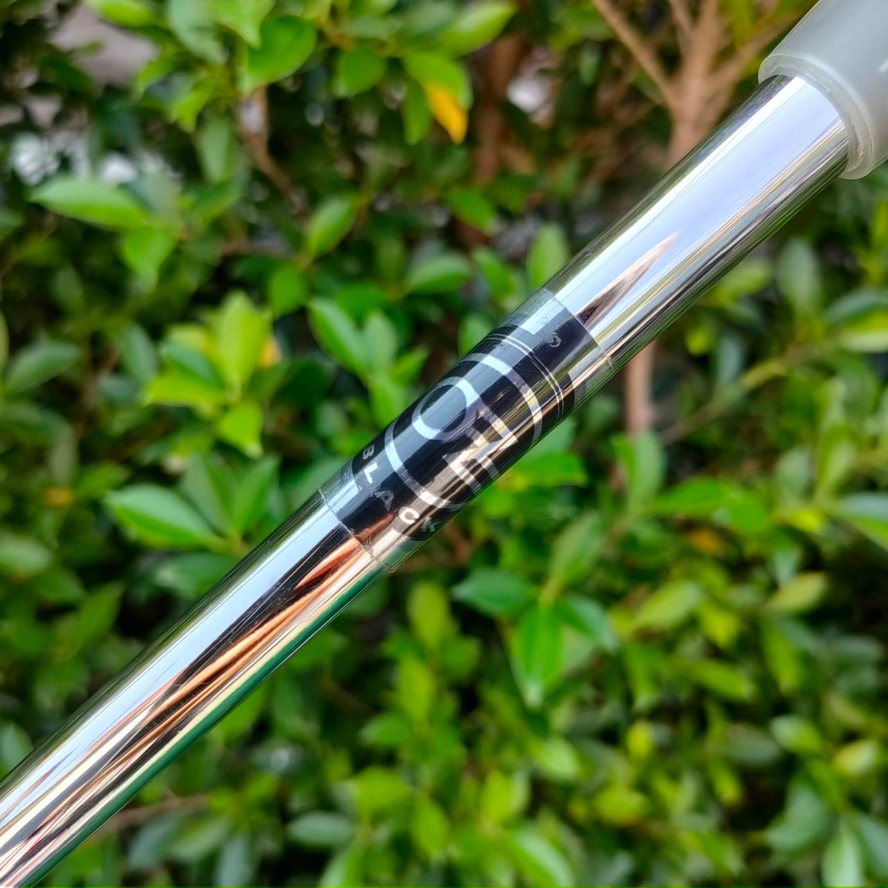 PUTTER NIKE T130 ความยาว 34 นิ้ว ก้าน CENTER SHAFT ฟิลลิ่งคล้ายๆชิพ หัวกระจายน้ำหนัก ชดเชยความผิดพลาดได้สูงมาก หน้า MILLED เกาะไลน์มากๆครับ สภาพสวยมาก เดิมๆ COVER เดิม