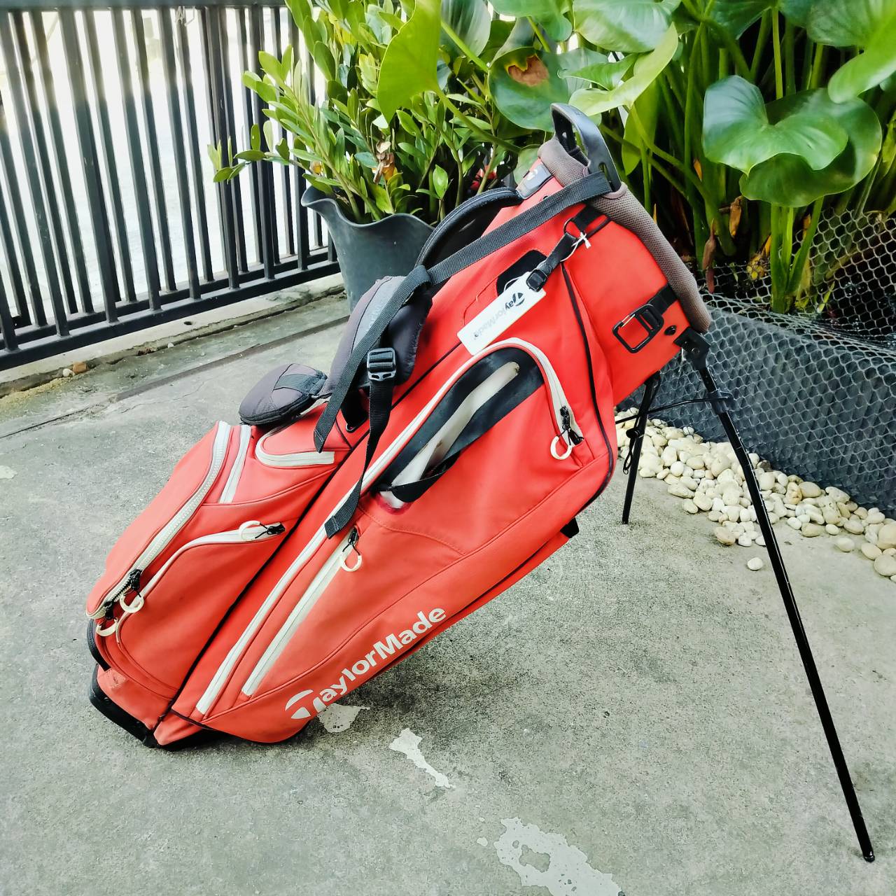 *** ไม่มี COVER *** ถุงกอล์ฟ Taylormade ขาตั้ง มือสอง รุ่นนี้เบามาก FLEX TECH แข็งแรง สวย ของใหม่แพง ถ้าไม่ซีเรียส คุ้มมาก!!!