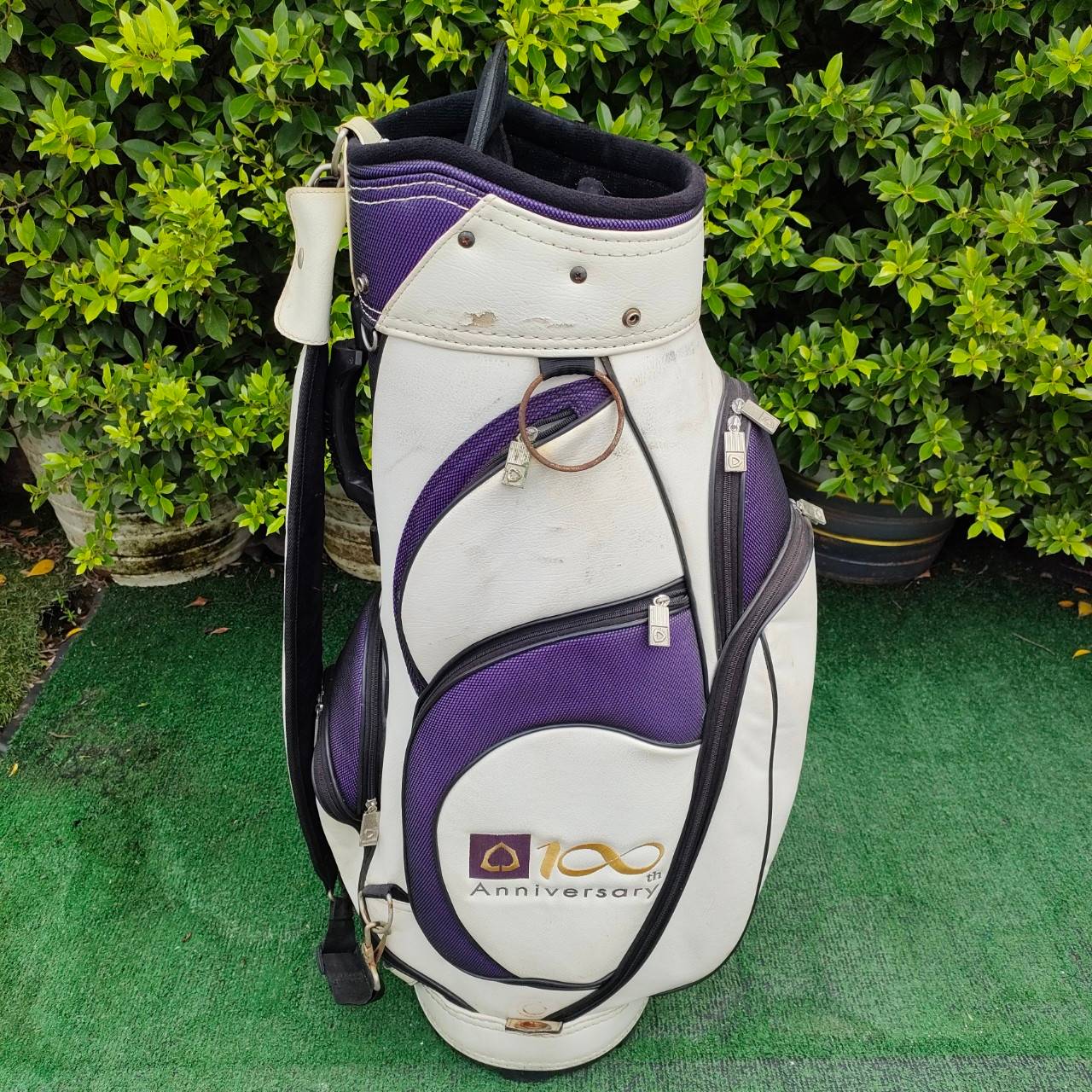 ถุงกอล์ฟ SCB 100 TH ANNIVERSARY *** มีตำหนิ ตามรูป *** เป็น TOUR ใบใหญ่ ซิปดี พร้อมใช้ มือสอง ของแท้ BY NakaraLuxurious