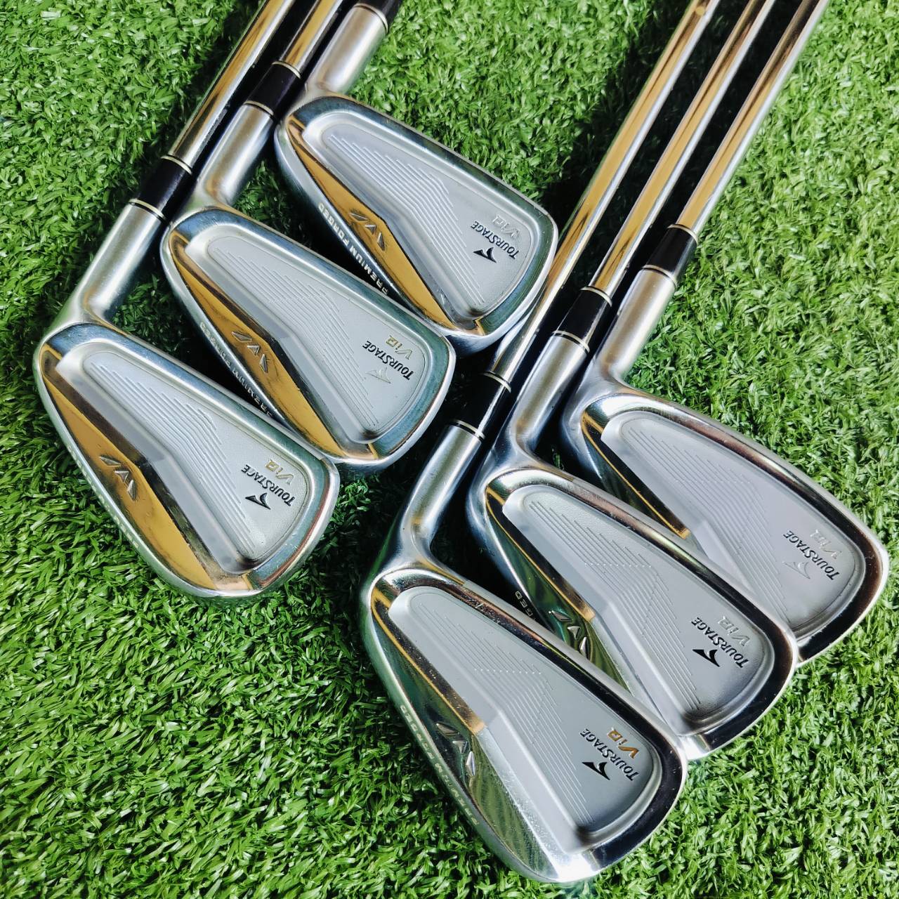 ชุดเหล็ก TOURSTAGE VIQ วัสดุ PREMIUM FORGED สวยจัด ตีนุ่มแบบจัดๆ และตีง่าย พรีเมี่ยมจริง มี CAVITY ช่วยให้ตีง่ายขึ้น และ ตีตรงอย่างมากเลยค่ะ แน่นๆ สปินดีด้วย ก้าน NS PRO V90 FLEX R เบา 90 กรัม ไม้กอล์ฟพรีเมี่ยมมือสอง ของแท้ By NakaraLuxurious