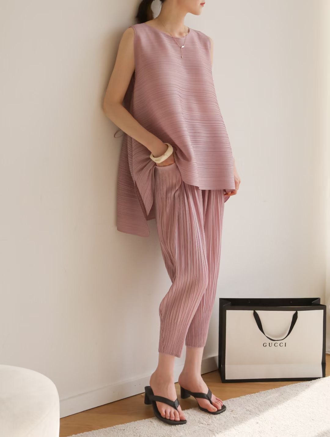 ปรับราคาลง20%!! 2MUAY รุ่น GJO7649 เสื้ออัดพลีทคุณภาพ SLEEVELESS CINCHED WAIST PLEATED TOP 11 สี FREE SIZE