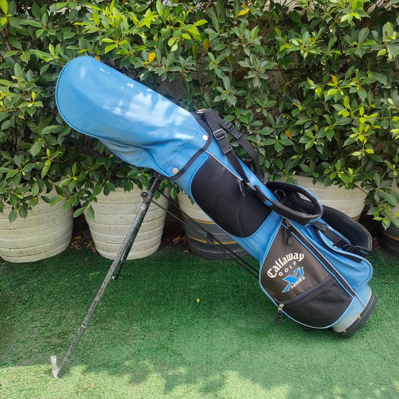 ** ไม้กอล์ฟสำหรับเด็ก ** FULLSET CALLAWAY GOLF ทั้งชุดประกอบด้วย หัวไม้ เเละ FAIRWAY ชุดเหล็ก CALLAWAY XJ SERIES มีเหล็ก 5,7,9 ความยาวของเหล็ก 7 **34 นิ้ว ** PUTTER ODYSSEY WEDGE องศา 60 พร้อม ถุงกอล์ฟ CALLAWAY