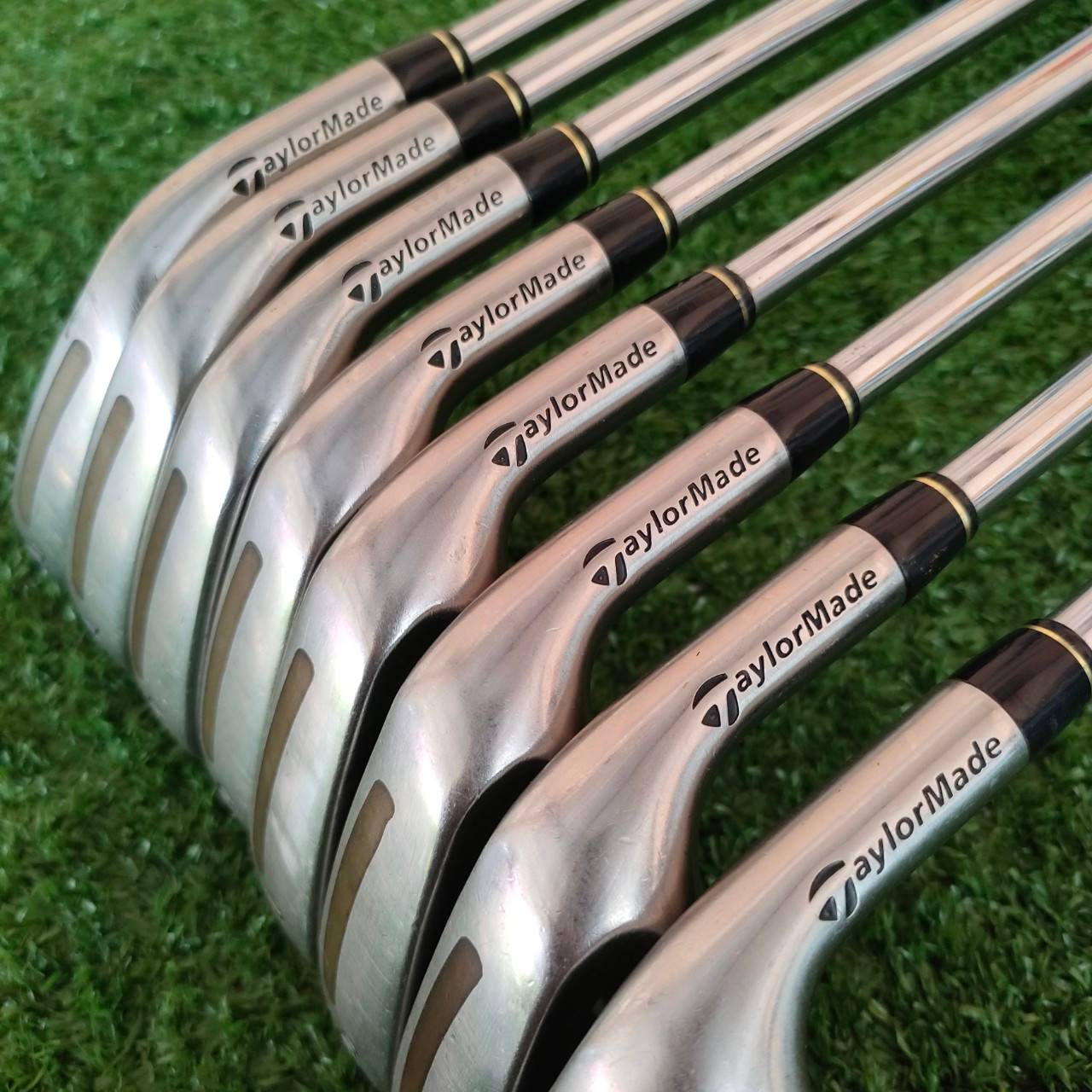 ชุดเหล็ก TAYLORMADE 360 มีเหล็ก 3-9 เเละ PW ก้าน TAYLORMADE S-90 เหล็กใบใหญ่สุดในซีรี่ครับ ตีง่ายและได้ระยะสุดๆ ยังผสม วัสดุ ทังเสตน วางได้บล๊านซ์มาก ตีลูกลอยง่าย ได้ระยะจัดๆเลยครับ ก้านเหล็กเบาเพียงแค่ 90 กรัมเท่านั้น เร่งระยะ ความสนุกได้แบบสุดๆ