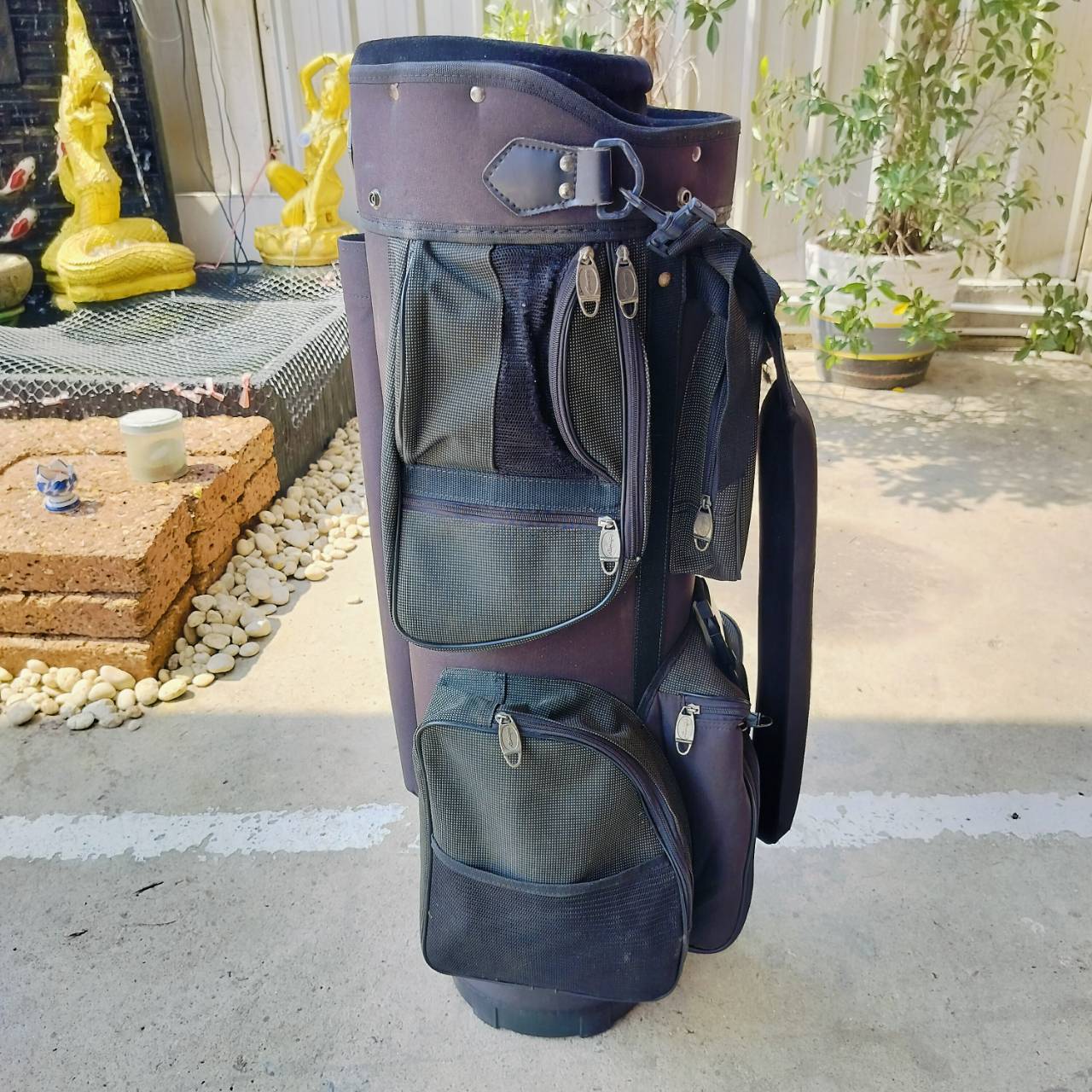 ถุงกอล์ฟ Fairway มีช่องแยก สำหรับใส่หัวไม้ สภาพปานกลาง ซิป สายสะพาย ใช้ได้หมดค่ะ