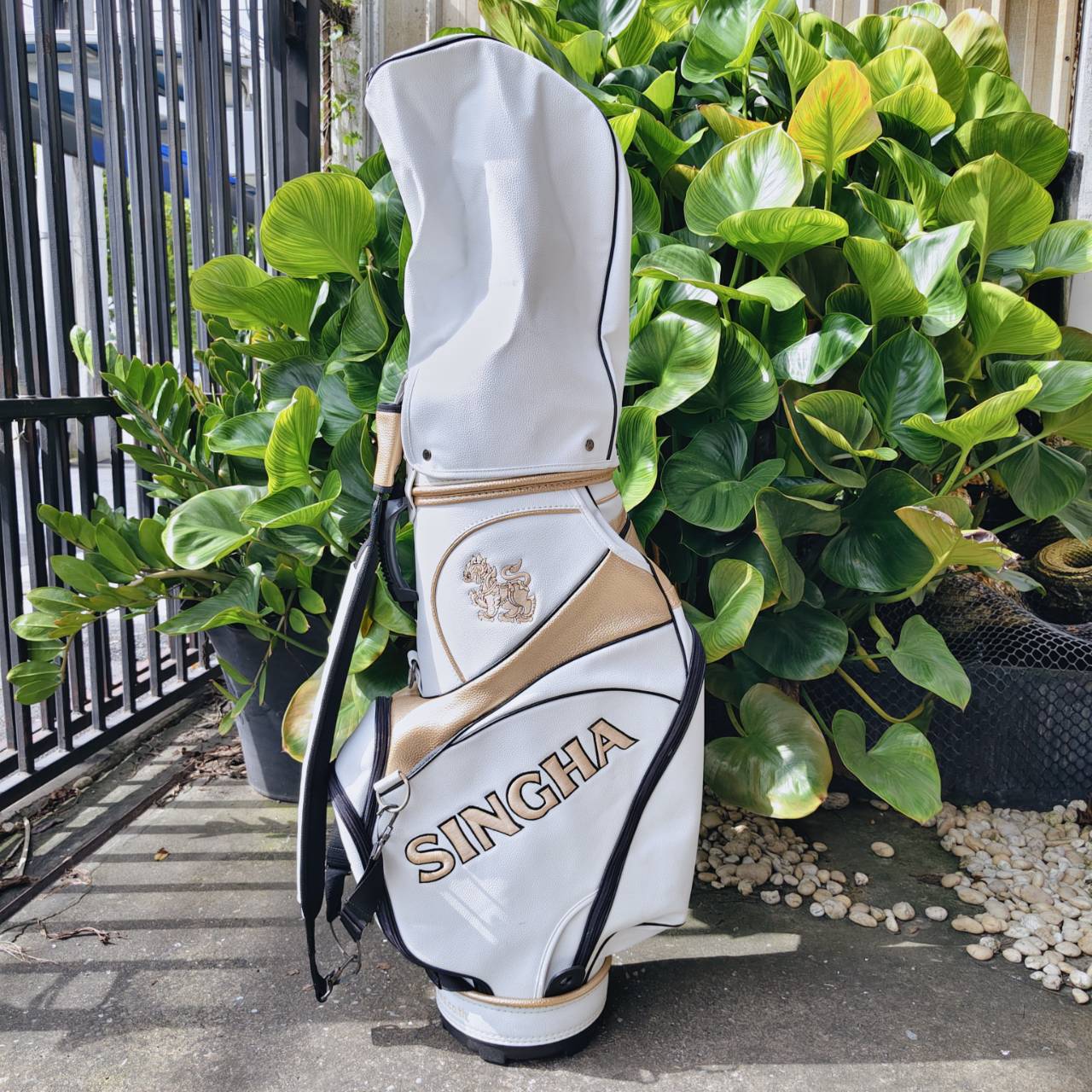 ถุงกอล์ฟ สิงห์ มือสองของแท้ เป็นถุง TOUR รุ่นนี้ สีขาวสวยมาก