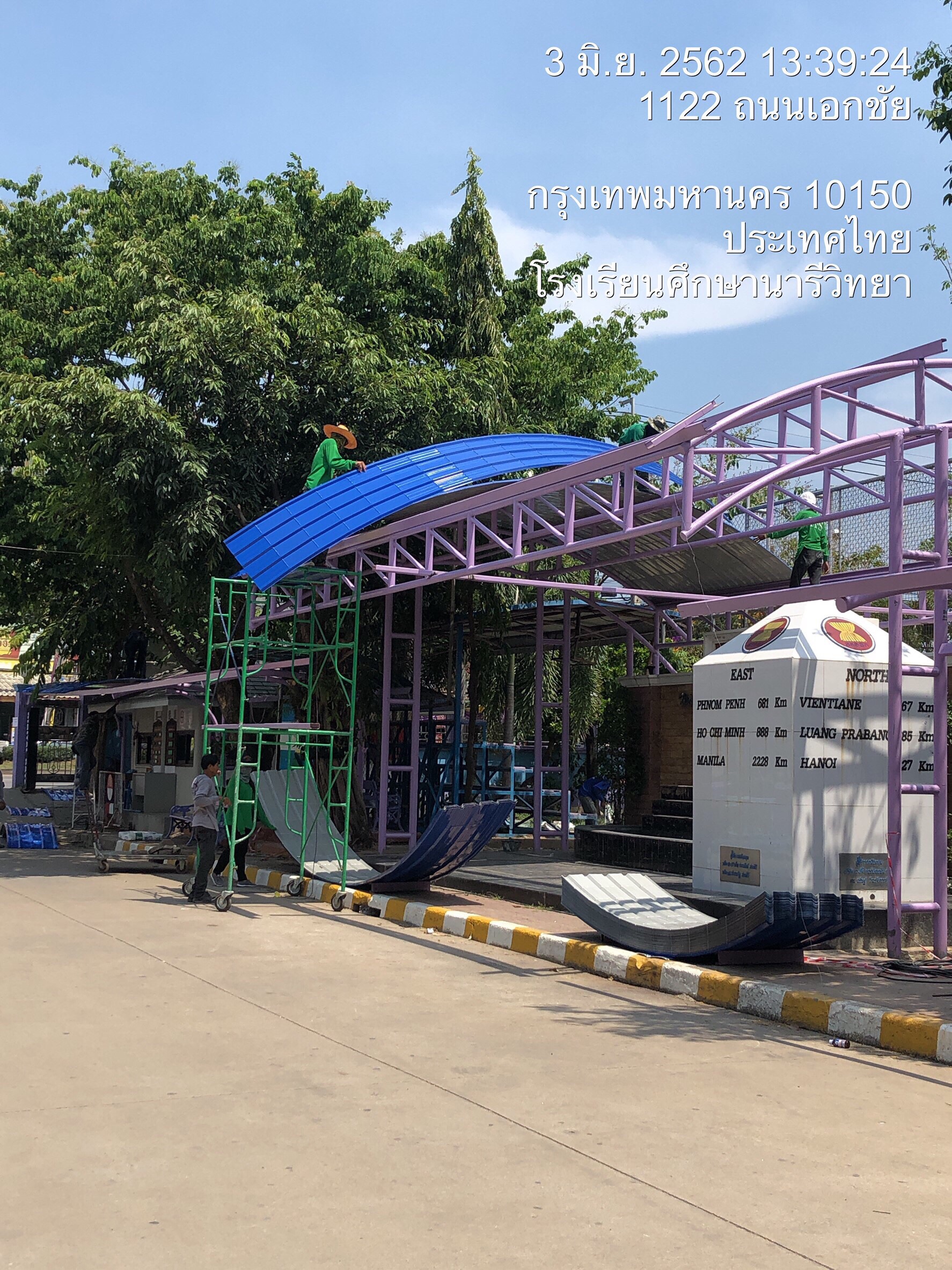 รร. ศึกษานารี ทำหลังคาทางเชื่อมอาคารเรียน