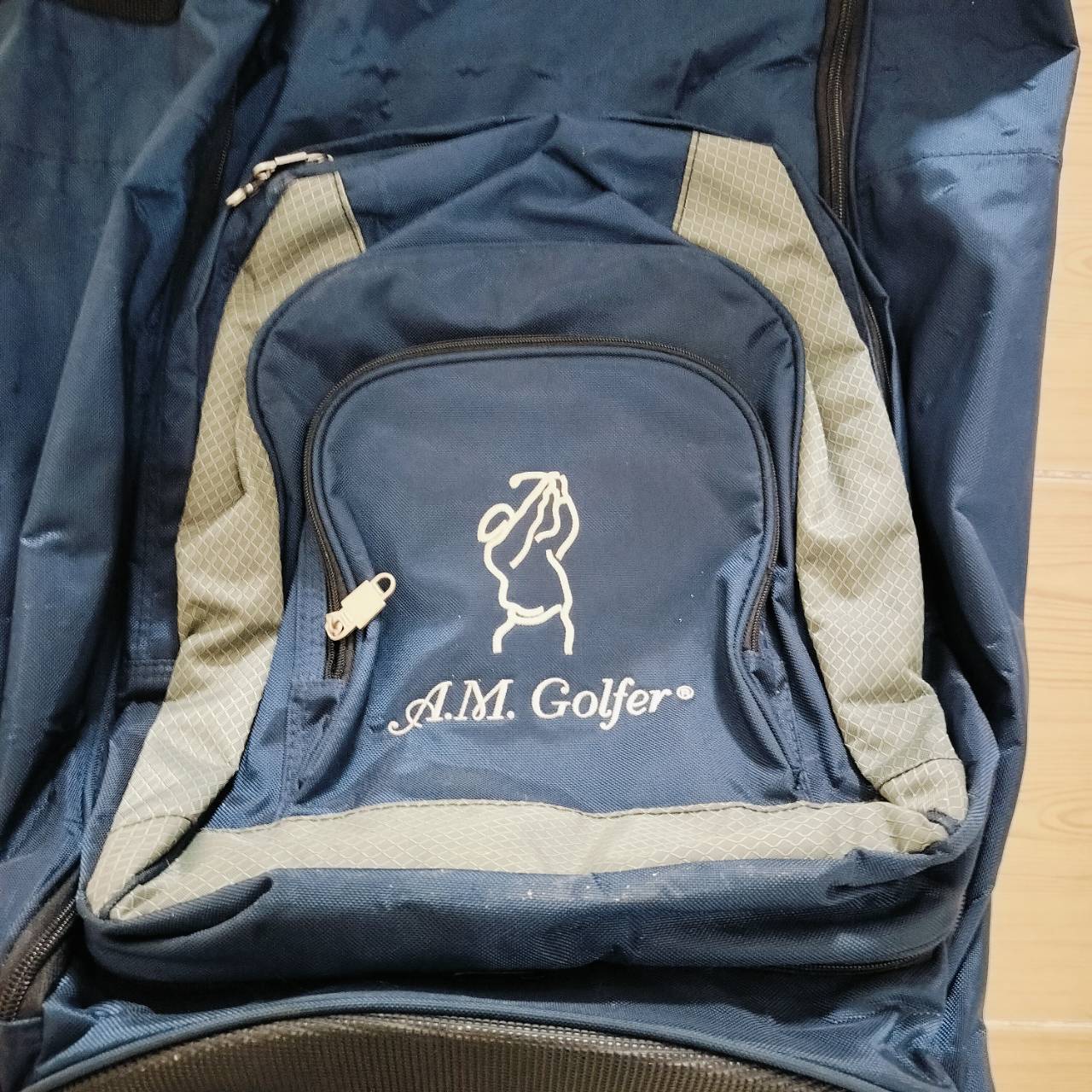 ถุงคลุมขึ้นเครื่อง AM GOLF มือสอง สภาพพร้อมใช้ มีนวมอย่างหนา และ มีล้อลากด้วยค่ะ ใช้ดีมาก