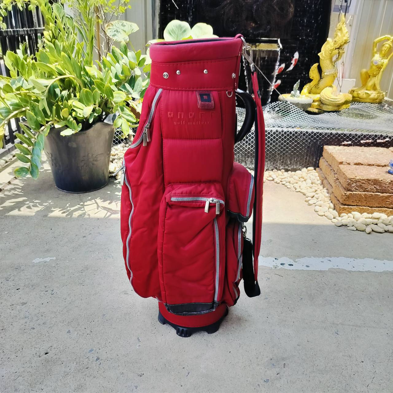 ถุงกอล์ฟ ON OFF มือสอง ของแท้ สภาพสวยเดิม ป้ายยังไม่แกะพลาสติก สีแดงเพลงเป็นสีประจำ ON OFF ช่องใส่ของเยอะ ซิปเยอะ น้ำหนักเบา ไม้กอล์ฟพรีเมี่ยมมือสอง ของแท้ By NakaraLuxurious