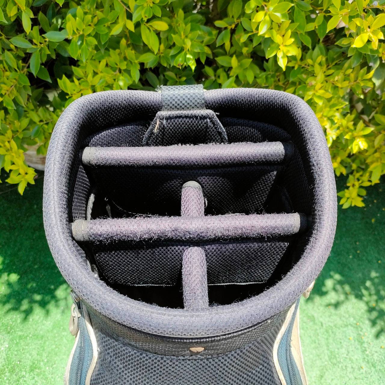 ถุงกอล์ฟ TAYLORMADE มือสอง * มีตำหนิเล็กน้อยตามรูปมองไกลๆ ไม่ค่อยเห็น * *** และ แป๊ก COVER หลุด 1 จุด *** ไม้กอล์ฟมือสอง ของแท้ BY NakaraLuxurious