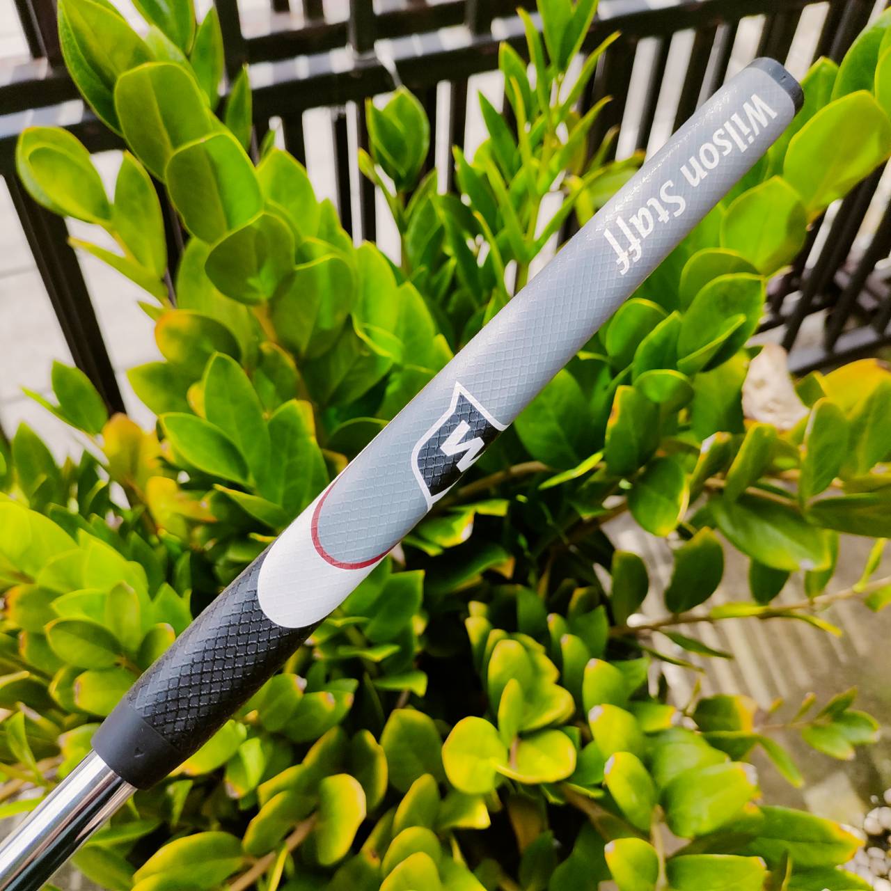 PUTTER WILSON STAFF 8875 ความยาว 34 นิ้ว เป็นตัวพรีเมี่ยม หน้าสัมผัสสุดพิเศษ ทั้งนุ่มและมี ลวดลายเพื่อให้ลูกกลิ้งได้ดี หมุนเกาะไลน์อย่างมาก ไม้กอล์ฟพรีเมี่ยมมือสอง ของแท้ By NakaraLuxurious