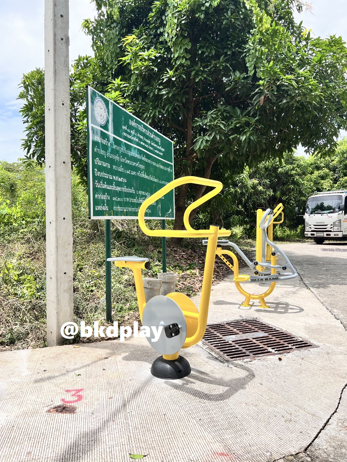 เครื่องออกกำลังกายกลางแจ้ง อุปกรณ์นั่งปั่นจักรยาน ลานกีฬาอเนกประสงค์ สนามกีฬา ผลิตในไทย สั่งทำตามสีที่ต้องการได้