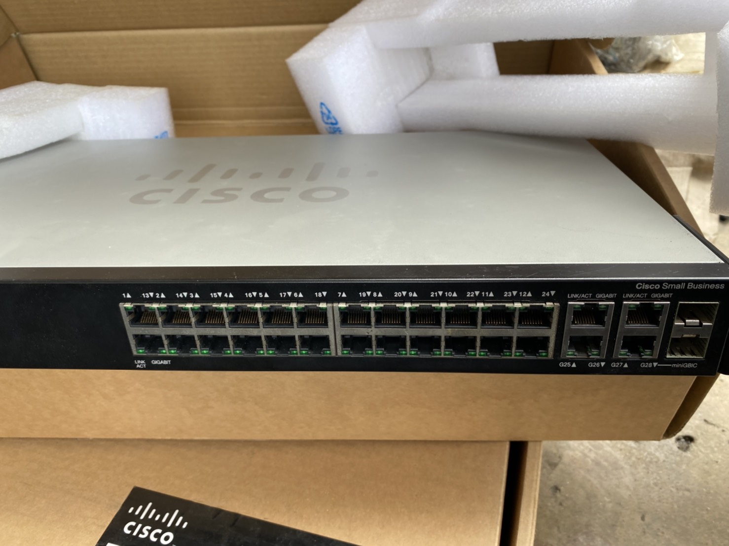 สวิตซ์ Cisco SRW2024-K9-EU SG300-28 28-Port Gigabit Managed Switch