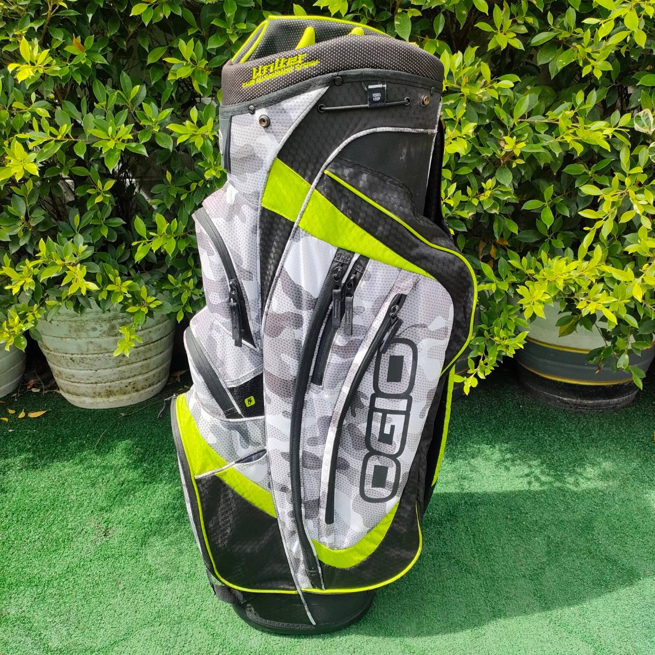 ถุงกอล์ฟ OGIO มือสอง สวยมาก เป็นแบบ 14 ช่องด้วยสุดจริง!!! ทั้งเบา กันน้ำ แข็งแรงมาก ** มีเเป๊ก หลุด1 จุด สามารถไปร้านซ่อมง่ายมาก **