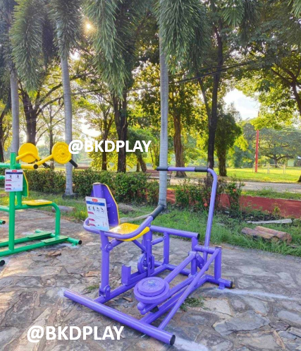 เครื่องออกกำลังกายกลางแจ้งผู้ใหญ่ ชุดอุปกรณ์ บริหารแขน ลดหน้าท้อง และนวดหลัง แบบดึง ยกตุ้ม น้ำหนัก ,ลานกีฬาอเนกประสงค์ สวนสาธารณะ ,เทศบาล,หมู่บ้าน,ผลิตในไทย,สั่งทำตามสีที่ต้องการได้ ขนาด 100x100x110 ซม.