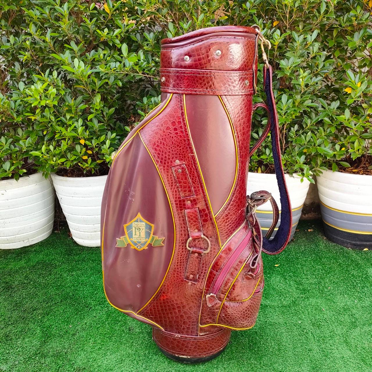 ถุงกอล์ฟ PANYA PY GROUP มือสอง ** มีตำหนิ ชิฟเเตก ** ด้านหลัง ถุง 9 นิ้ว หนังแท้ ภายในบุกำมะหยี่