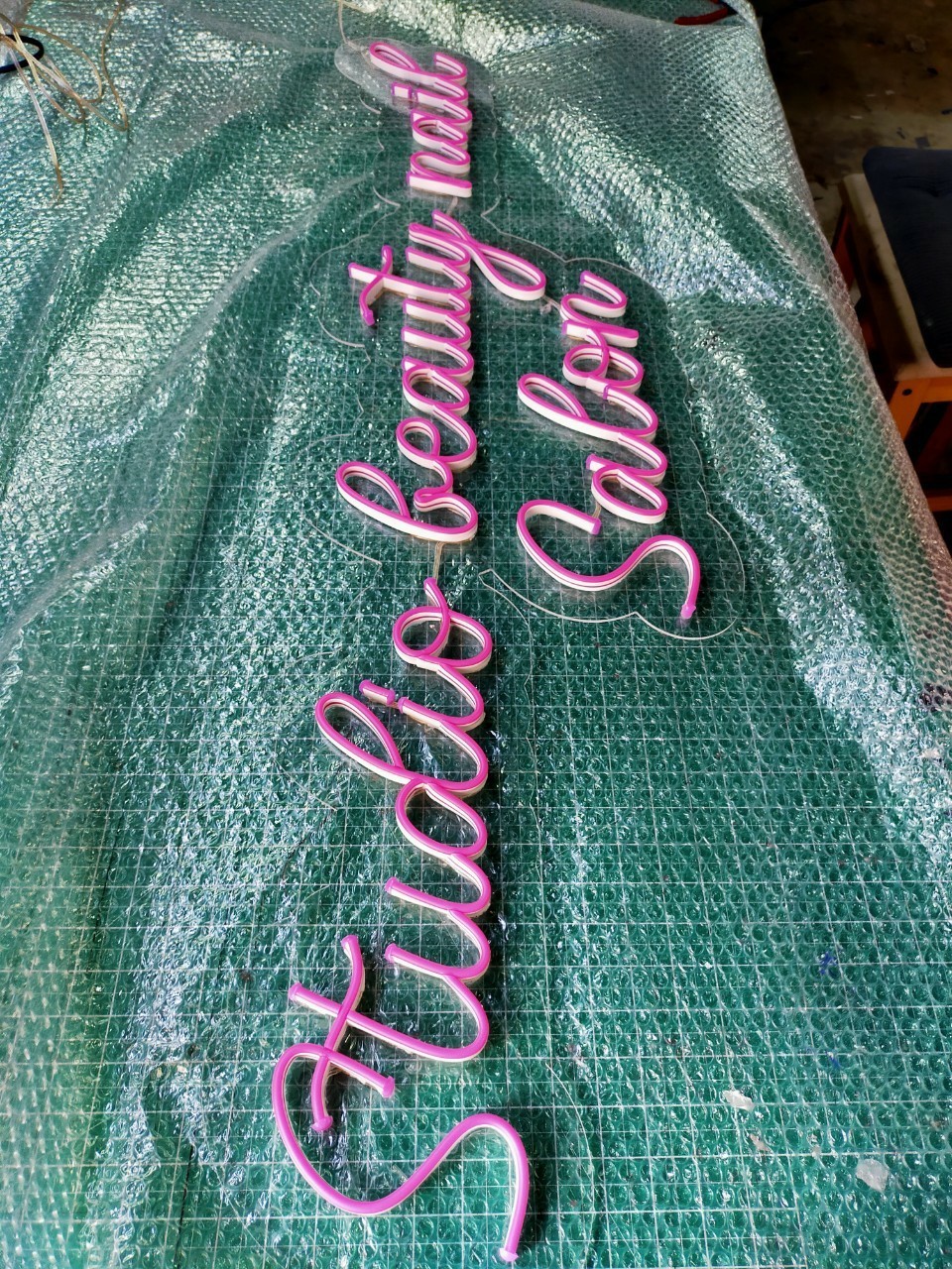 ไฟนีออน เฟค